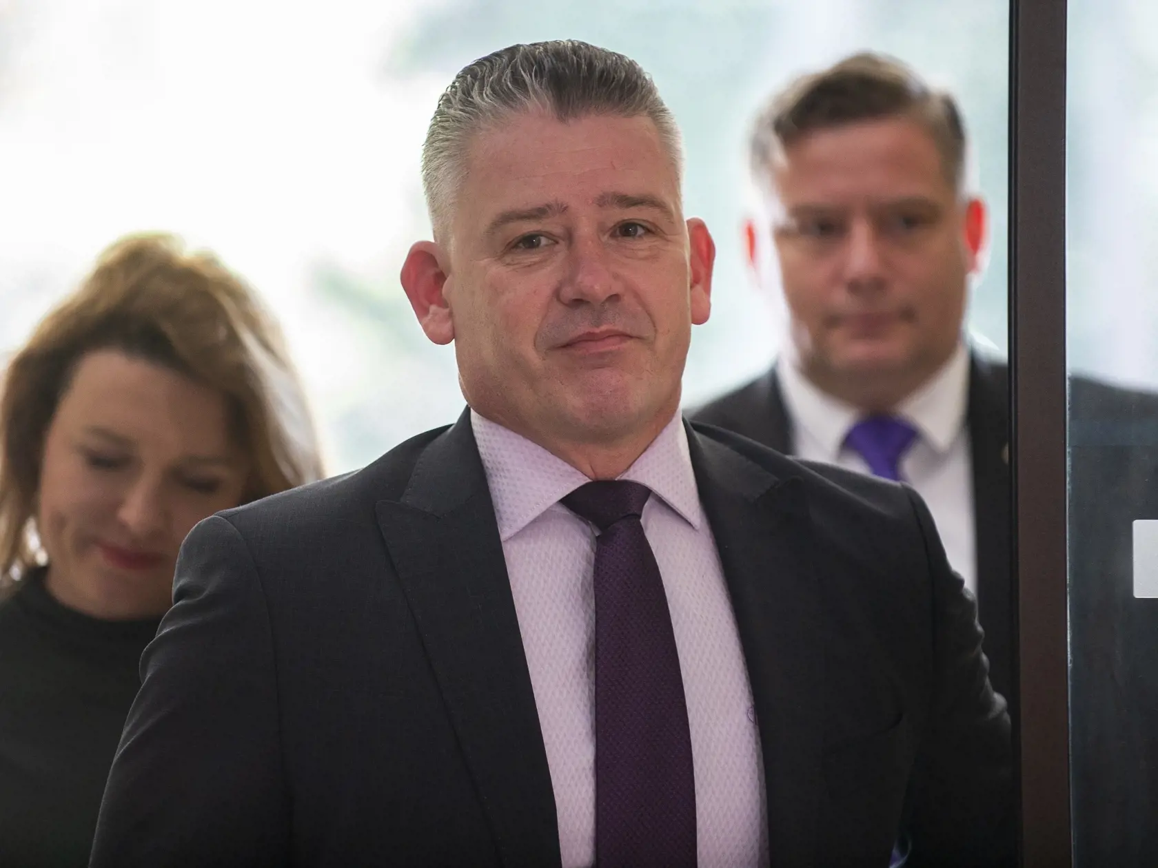Na snímke uprostred dočasne poverený minister vnútra SR Roman Mikulec (OĽaNO) prichádza na 145. rokovanie vlády SR 12. apríla 2023 v Bratislave.