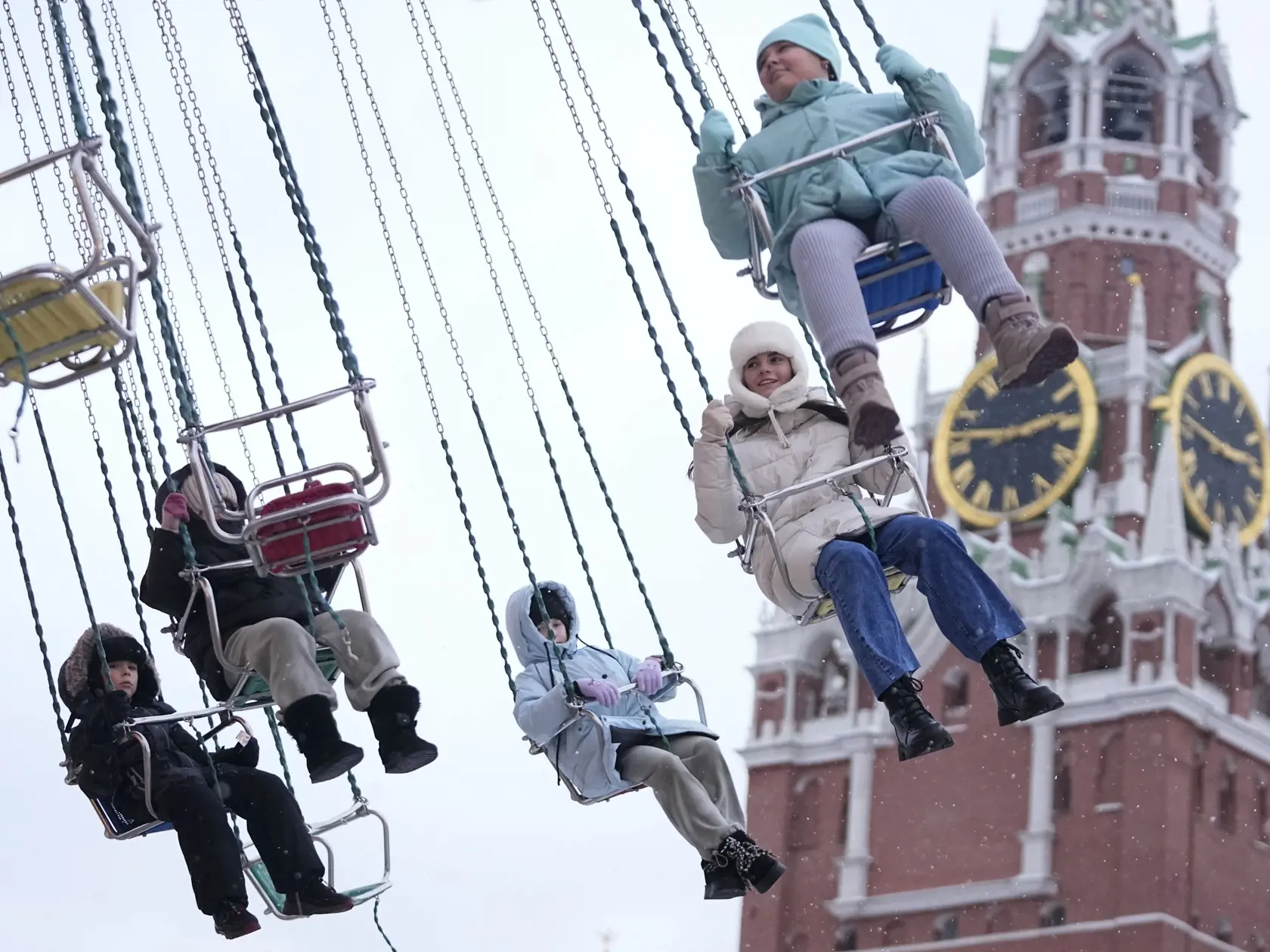 JB 29 Moskva - Deti jazdia na reťazovom kolotoči na vianočných trhoch na Červenom námestí v Moskve 12. decembra 2024 v zimnom popoludní. FOTO TASR/AP
Children ride a chain carousel at the Red Square Christmas Fair with the Spasskaya tower of the Kremlin in the background in Moscow, Russia, Thursday, Dec. 12, 2024. (AP Photo/Pavel Bednyakov)
