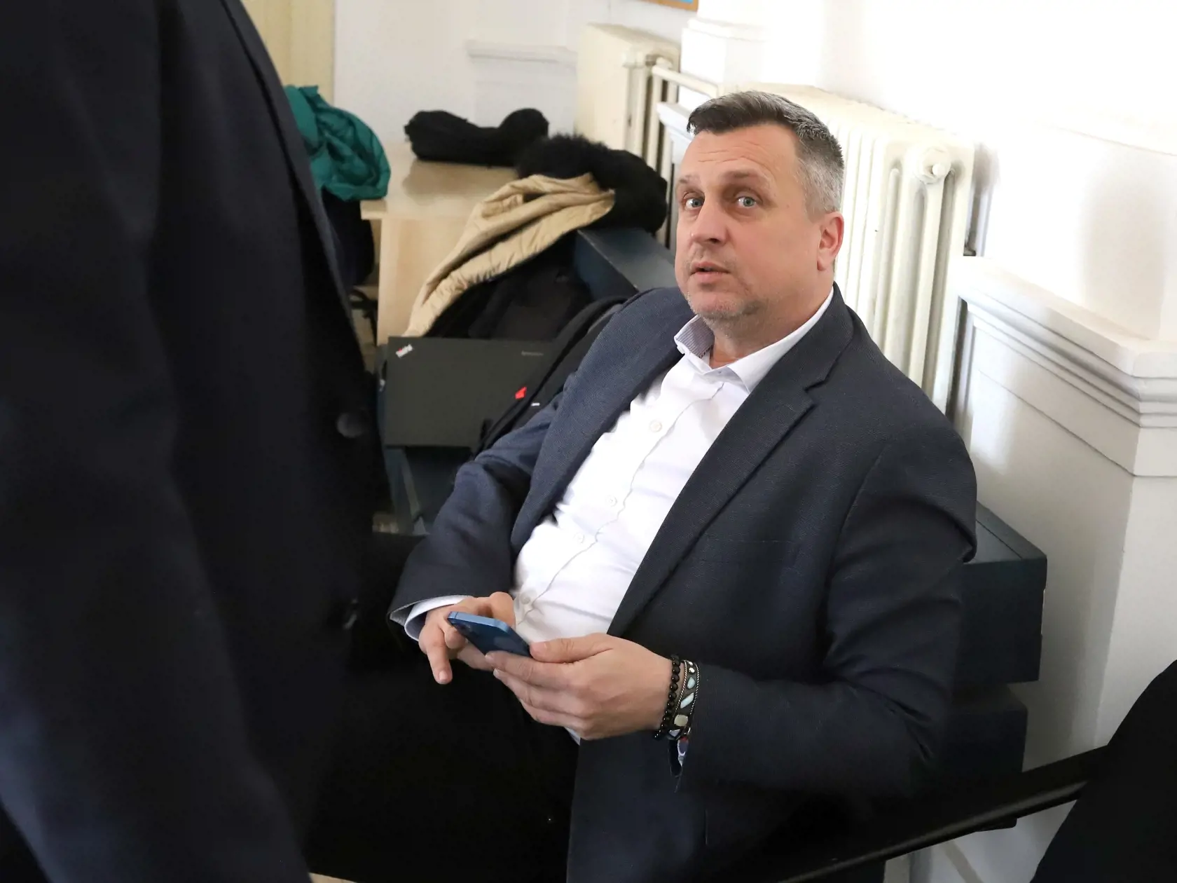 Na snímke predseda Slovenskej národnej strany (SNS) Andrej Danko sedí na chodbe Špecializovaného trestného súdu (ŠTS), pracovisko Banská Bystrica v pondelok 17. apríla 2023. Danko v pondelok vypovedal na hlavnom pojednávaní na ŠTS v korupčnej kauze Dobytkár, ktorá sa týka rozsiahlej trestnej činnosti v Pôdohospodárskej platobnej agentúre (PPA). V Banskej Bystrici 17. apríla 2023. FOTO TASR - Ján Krošlák

