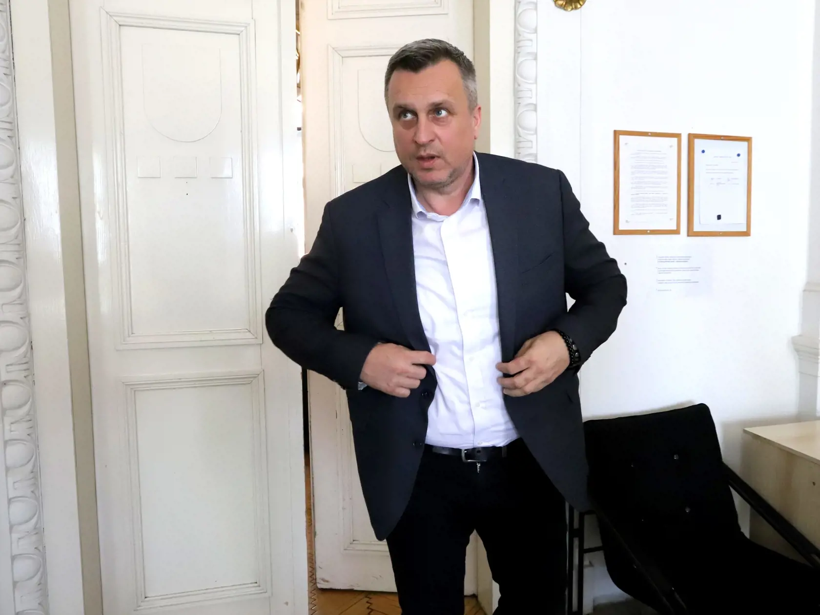 Na snímke predseda Slovenskej národnej strany (SNS) Andrej Danko vychádza z pojednávacej miestnosti na Špecializovanom trestnom súde (ŠTS), kde vypovedal v korupčnej kauze Dobytkár, ktorá sa týka rozsiahlej trestnej činnosti v Pôdohospodárskej platobnej agentúre (PPA) v Banskej Bystrici v pondelok 17. apríla 2023. FOTO TASR - Ján Krošlák

