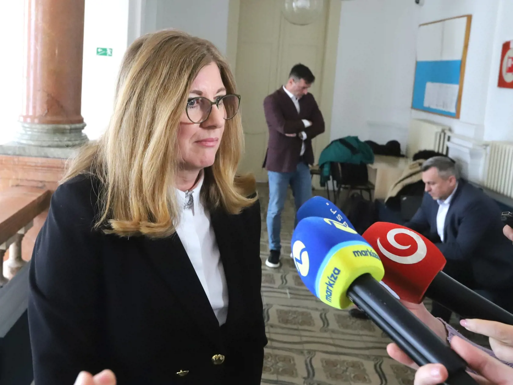 Na snímke exministerka pôdohospodárstva Gabriela Matečná (SNS) odpovedá na otázky novinárov v priestoroch Špecializovaného trestného súdu (ŠTS), pracovisko Banská Bystrica v pondelok 17. apríla 2023. Matečná v pondelok vypovedala na hlavnom pojednávaní na ŠTS v korupčnej kauze Dobytkár, ktorá sa týka rozsiahlej trestnej činnosti v Pôdohospodárskej platobnej agentúre (PPA). V Banskej Bystrici 17. apríla 2023. FOTO TASR - Ján Krošlák

