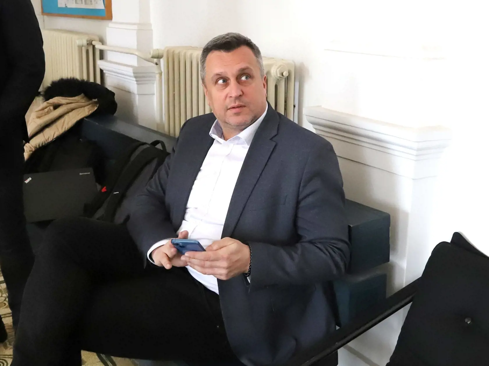 Na snímke predseda Slovenskej národnej strany (SNS) Andrej Danko sedí na chodbe Špecializovaného trestného súdu (ŠTS), pracovisko Banská Bystrica v pondelok 17. apríla 2023. Danko v pondelok vypovedal na hlavnom pojednávaní na ŠTS v korupčnej kauze Dobytkár, ktorá sa týka rozsiahlej trestnej činnosti v Pôdohospodárskej platobnej agentúre (PPA). V Banskej Bystrici 17. apríla 2023. FOTO TASR - Ján Krošlák

