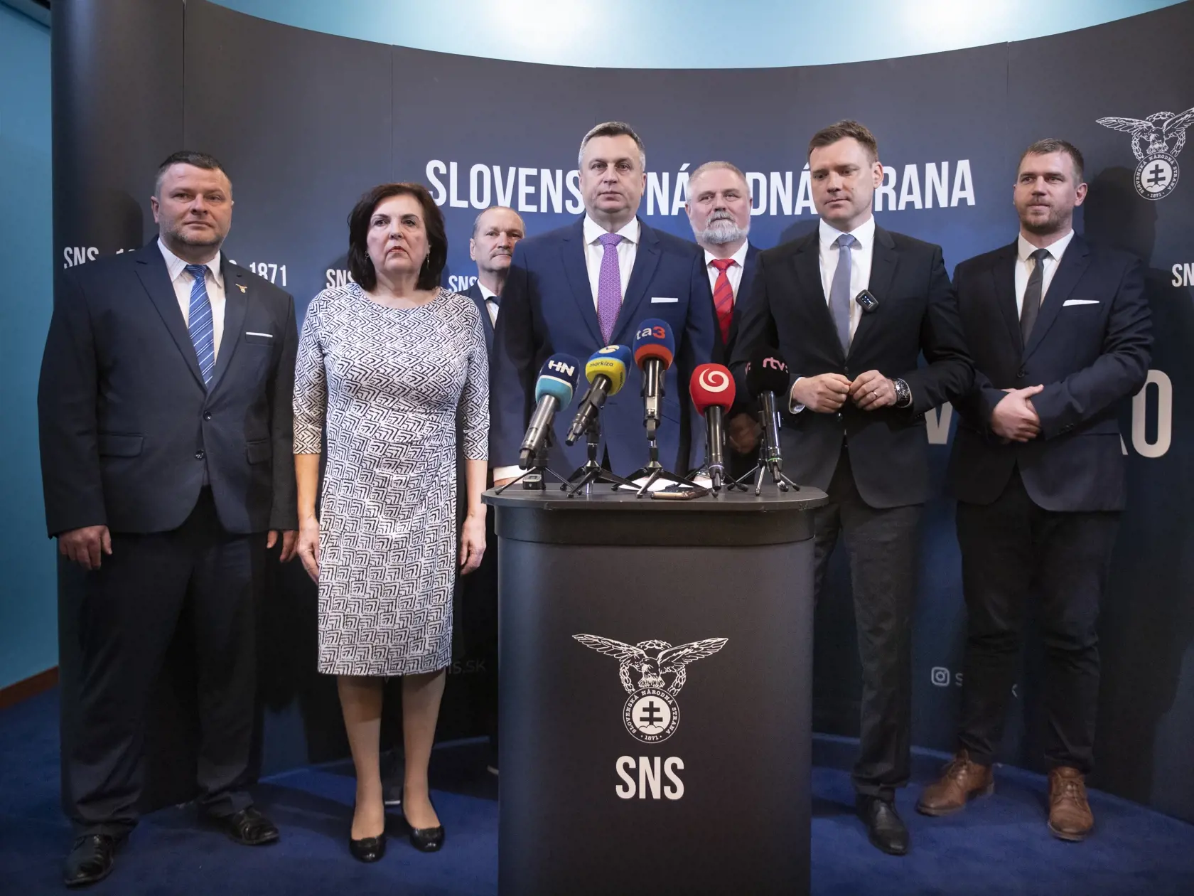 Na snímke zľava podpredseda SNS Milan Garaj, podpredsedníčka SNS Dagmar Kramplová, v pozadí vzadu podpredseda SNS Ján Krišanda, predseda SNS Andrej Danko, podpredseda SNS Milan Staňo, predseda strany Život-NS Tomáš Taraba, podpredseda strany Život-NS Filip Kuffa počas tlačovej konferencie na tému: " Spojili sme sa za Slovensko" 12. apríla 2023 v Bratislave. FOTO TASR - Pavel Neubauer
                 
