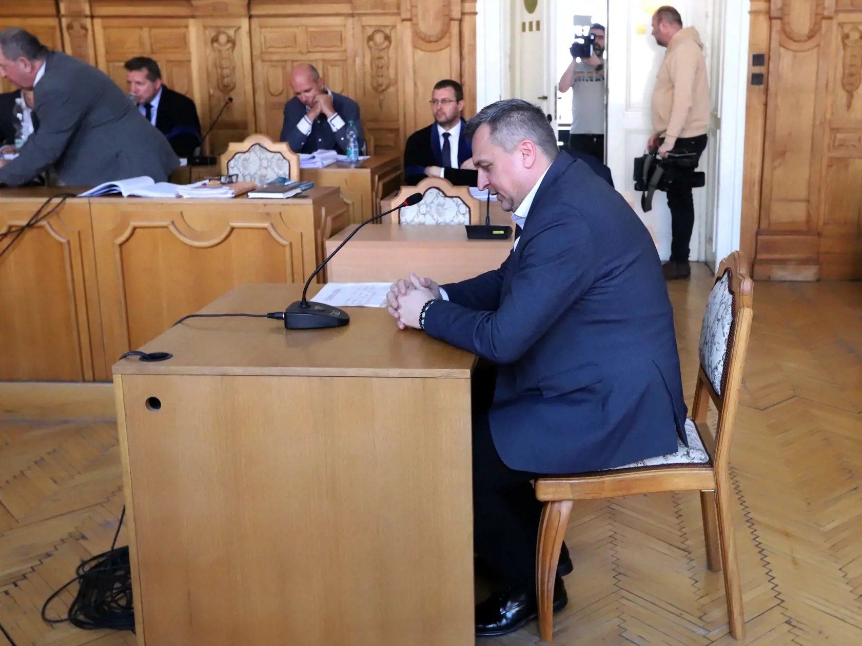 Na snímke predseda Slovenskej národnej strany (SNS) Andrej Danko (vpravo) vypovedá na hlavnom pojednávaní na Špecializovanom trestnom súde (ŠTS) v korupčnej kauze Dobytkár, ktorá sa týka rozsiahlej trestnej činnosti v Pôdohospodárskej platobnej agentúre (PPA) v Banskej Bystrici v pondelok 17. apríla 2023. FOTO TASR - Ján Krošlák

