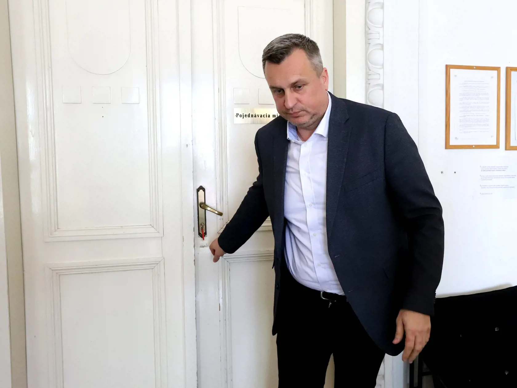 Na snímke predseda Slovenskej národnej strany (SNS) Andrej Danko vychádza z pojednávacej miestnosti na Špecializovanom trestnom súde (ŠTS), kde vypovedal v korupčnej kauze Dobytkár, ktorá sa týka rozsiahlej trestnej činnosti v Pôdohospodárskej platobnej agentúre (PPA) v Banskej Bystrici v pondelok 17. apríla 2023. FOTO TASR - Ján Krošlák

