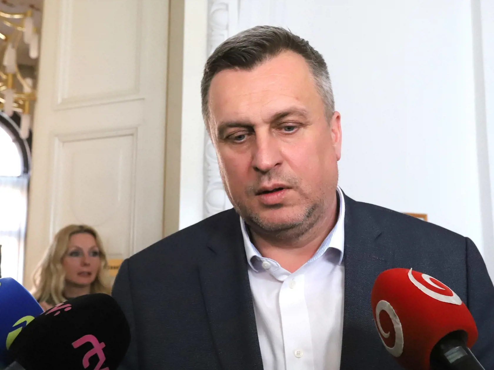 Na snímke predseda Slovenskej národnej strany (SNS) Andrej Danko odpovedá na otázky novinárov na Špecializovanom trestnom súde (ŠTS), kde vypovedal v korupčnej kauze Dobytkár, ktorá sa týka rozsiahlej trestnej činnosti v Pôdohospodárskej platobnej agentúre (PPA) v Banskej Bystrici v pondelok 17. apríla 2023. FOTO TASR - Ján Krošlák

