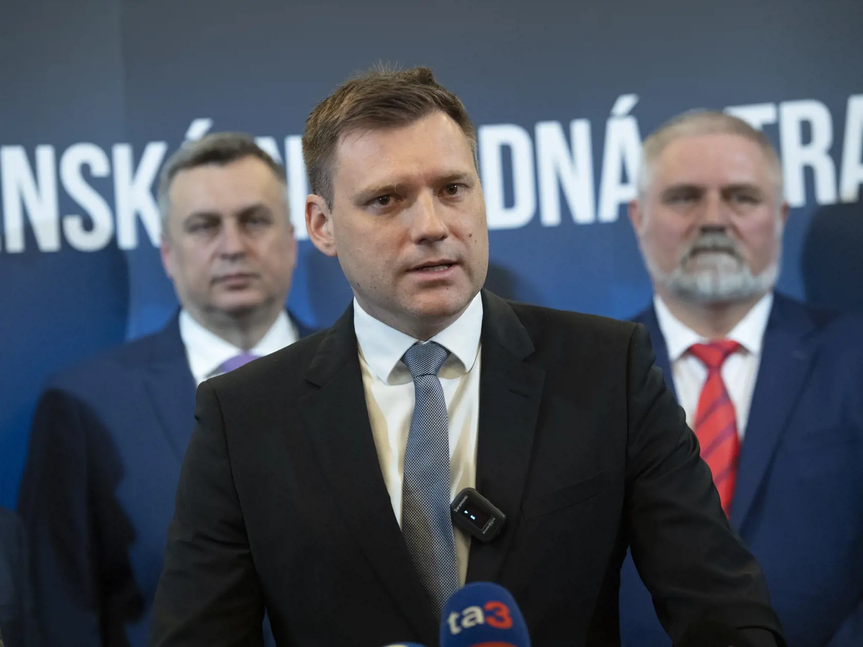 Na snímke uprostred predseda strany Život - Národná strana Tomáš Taraba, vľavo predseda strany SNS Andrej Danko a vpravo podpredseda SNS Milan Staňo počas tlačovej konferencie na tému: " Spojili sme sa za Slovensko" 12. apríla 2023 v Bratislave. FOTO TASR - Pavel Neubauer
                 
