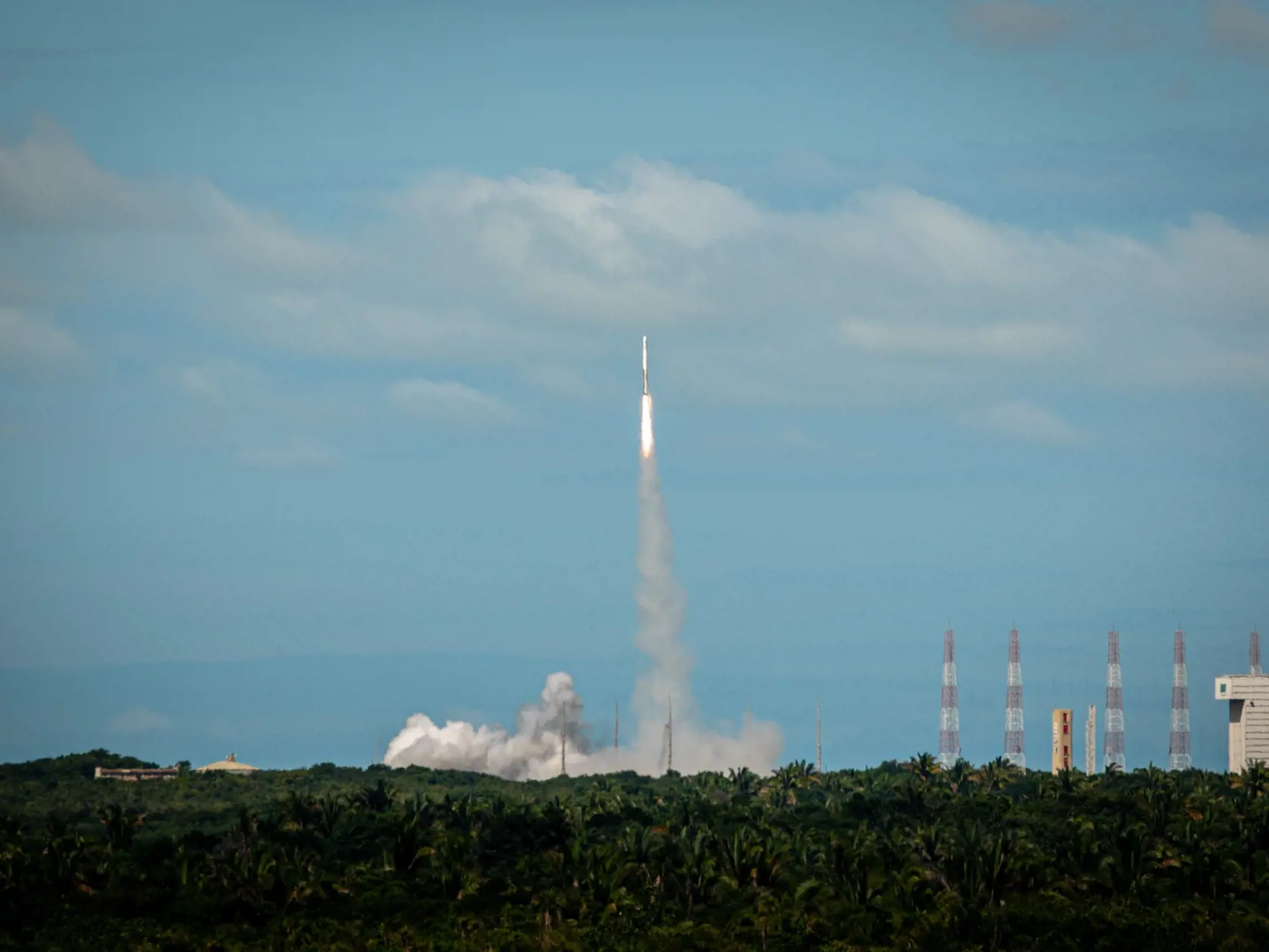 Na snímke štart suborbitálnej testovacej nosnej rakety HANBIT-TLV juhokórejského vesmírneho startupu Innospace z vesmírneho strediska Alcantara na severe Brazílie v nedeľu 19. marca 2023. Juhokórejský vesmírny startup Innospace v utorok oznámil úspešný test svojej rakety. Startup Innospace sa pokúšal o štart svojej jednostupňovej hybridnej rakety s ťahom 8,4 tony od decembra minulého roka, ale pre poveternostné podmienky a technické chyby ho museli viackrát odložiť.