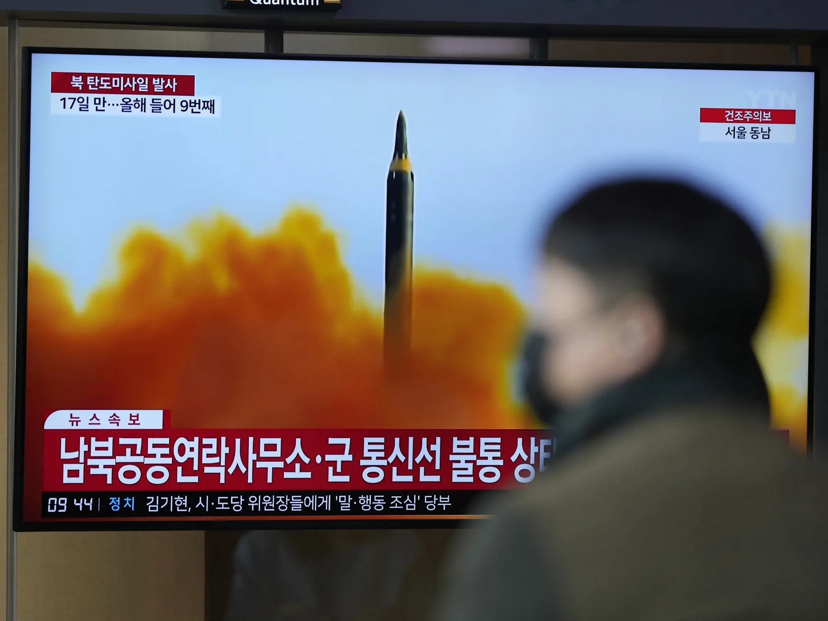 Severná Kórea vo štvrtok odpálila balistickú strelu stredného alebo dlhého doletu smerom do Japonského mora. Na televíznej obrazovke je vidieť odpálenie severokórejskej rakety počas spravodajskej relácie na železničnej stanici v Soule v Južnej Kórei vo štvrtok 13. apríla 2023.