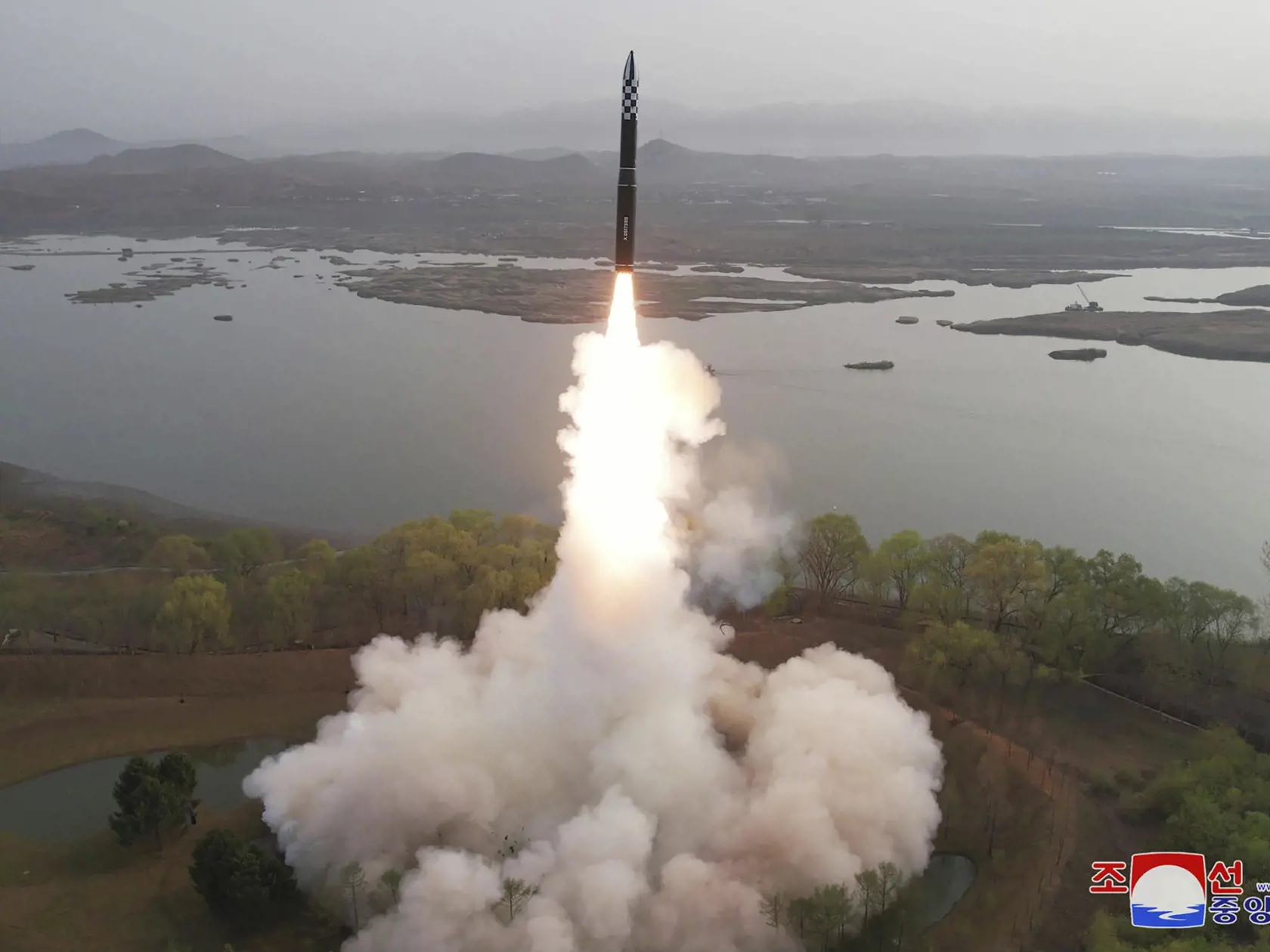 Na snímke severokórejskej vlády nová ICBM raketa Hwasong-18, ktorá  bola skúšobne odpálená vo štvrtok 14. apríla 2023. Severná Kórea v piatok uviedla, že pri poslednej zbraňovej skúške otestovala medzikontinentálnu balistickú raketu (ICBM) na pevné palivo. Severokórejský vodca Kim Čong-un pritom uviedol, že ide o veľký krok v rámci schopnosti jeho krajiny podniknúť jadrový protiútok.