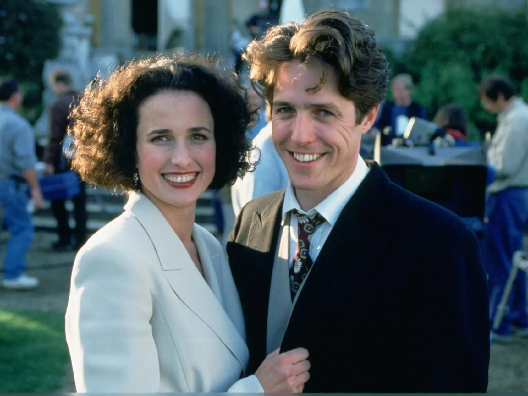 Andie MacDowell s Hughom Grantom vo filme Štyri svadby a jeden pohreb.