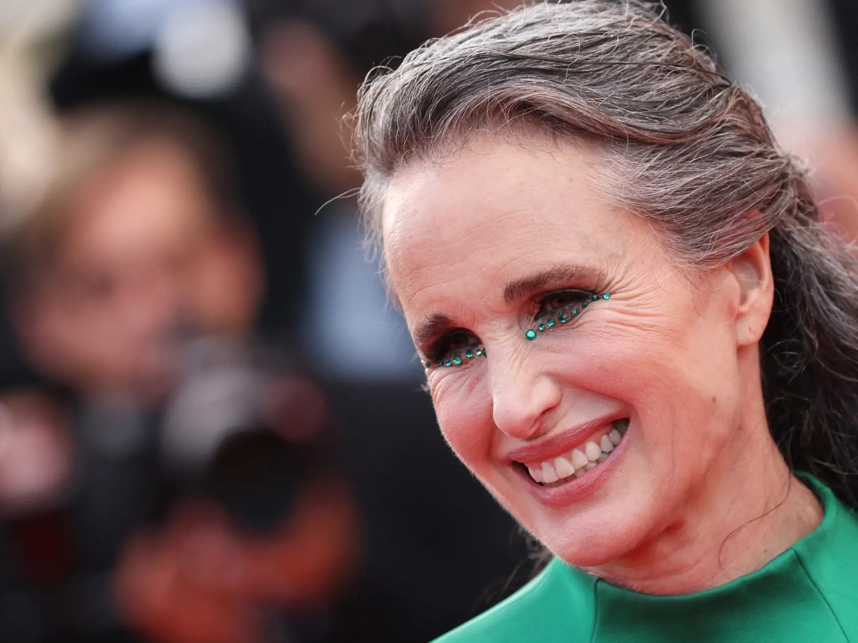 Andie MacDowell na tohtoročnom filmovom  festivale v Cannes stavila na odvážny mejkap.