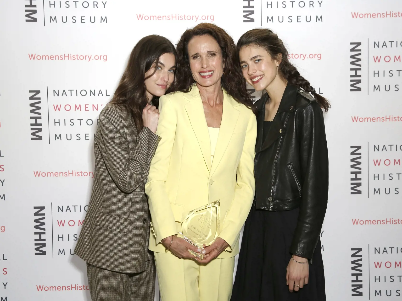 Andie MacDowell so svojimi dcérami. Mladšiu Margaret budete poznať zo seriálu Maid (Slúžka), v ktorom si zahrala aj so svojou mamou.