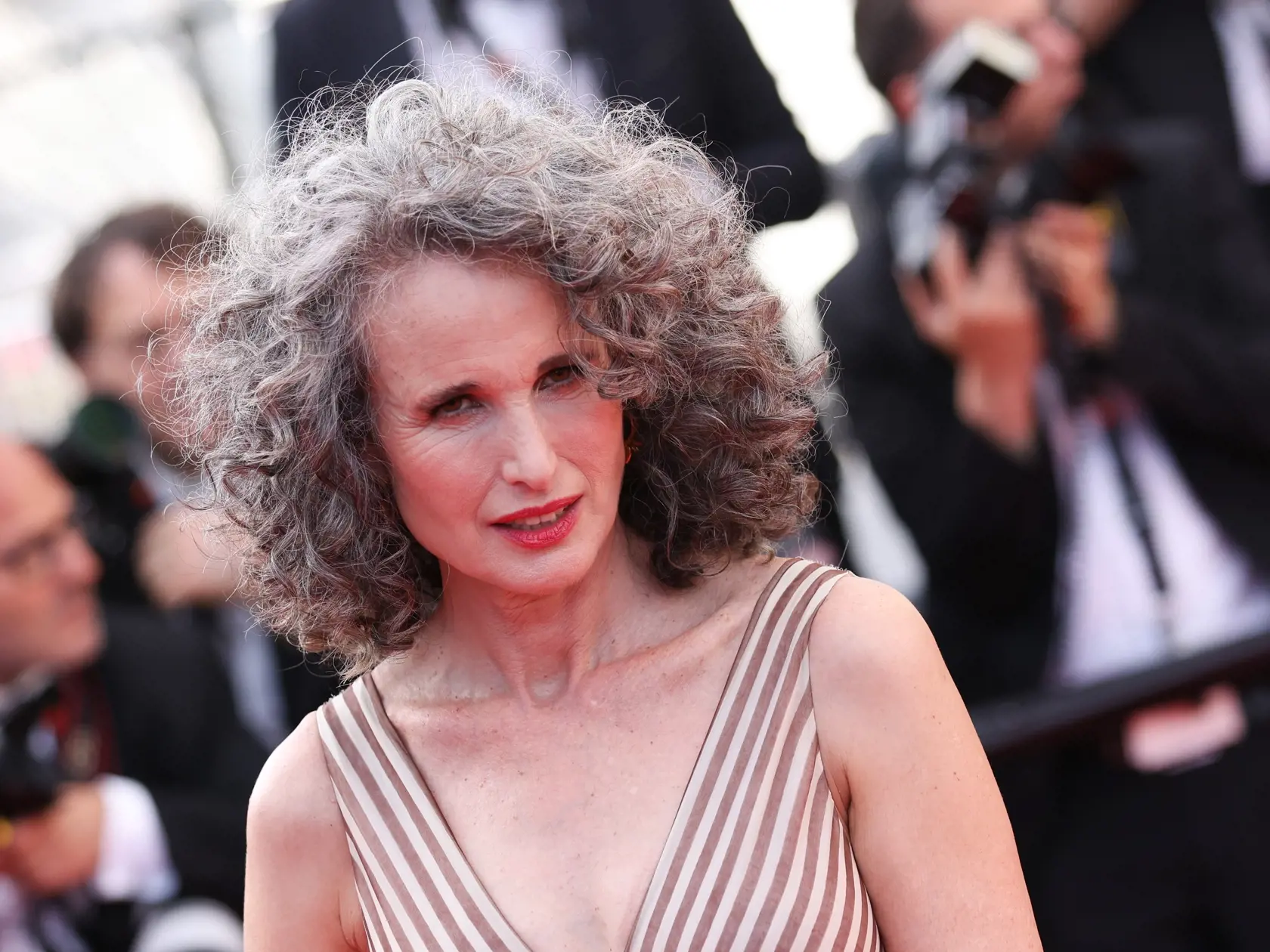 Andie MacDowell a jej sexi šediny.
