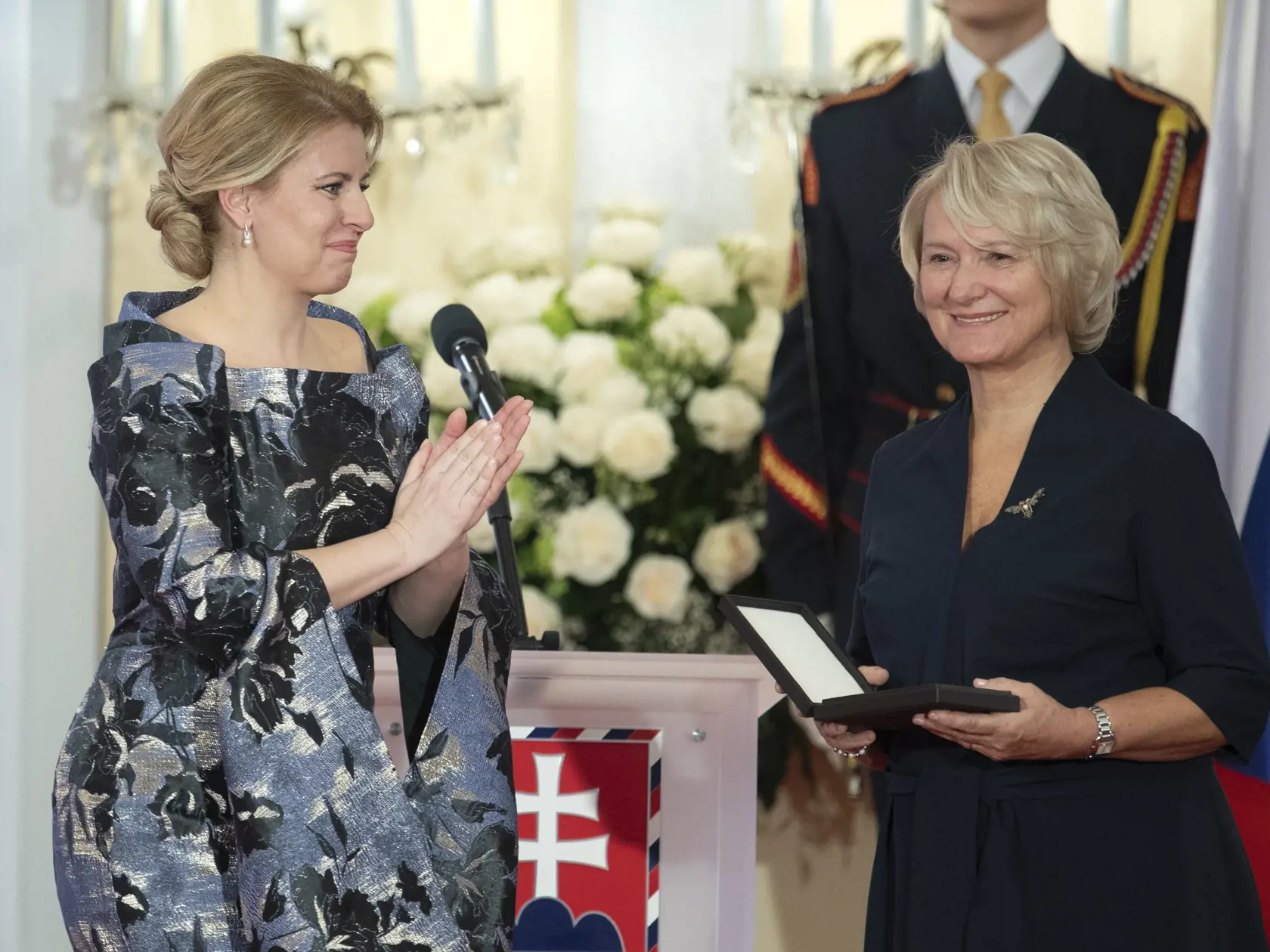 Mária Šustrová si preberá vyznamenanie Pribinov kríž III. triedy počas slávnostného ceremoniálu udeľovania štátnych vyznamenaní osobnostiam z rôznych oblastí spoločenského života. FOTO TASR - Pavel Neubauer