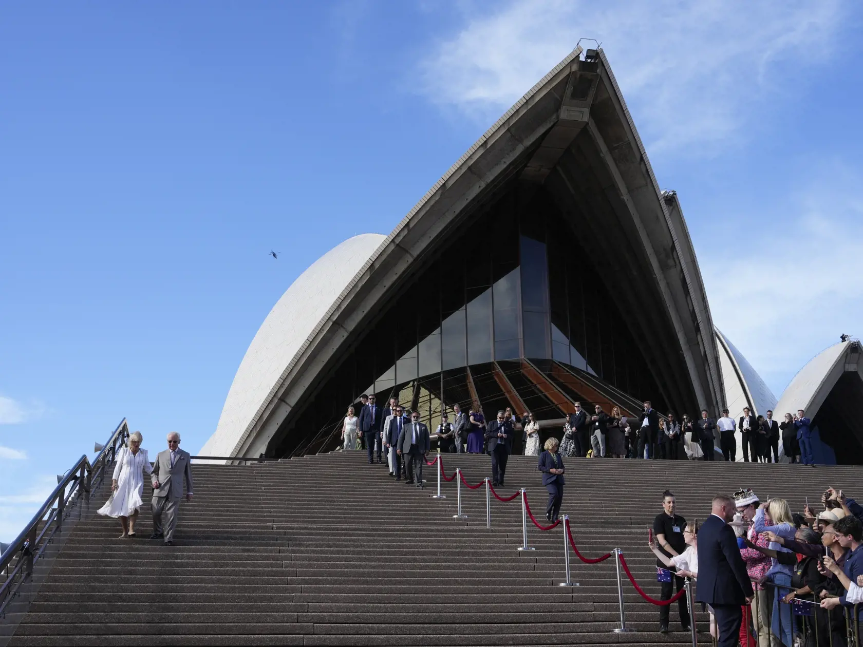 KK18 Sydney - Na snímke britský kráľ Karol III. a britská kráľovná Kamila kráčajú po schodoch počas návštevy budovy opery 22. októbra 2024 v Sydney. Britský kráľovský pár je na deväťdňovej ceste po Austrálii a Samoe. FOTO TASR/AP
Britain's King Charles III and Queen Camilla goes down the stairs of the Sydney Opera House during their visit in Sydney, Australia, Tuesday, Oct. 22, 2024. (AP Photo/Mark Baker, Pool)