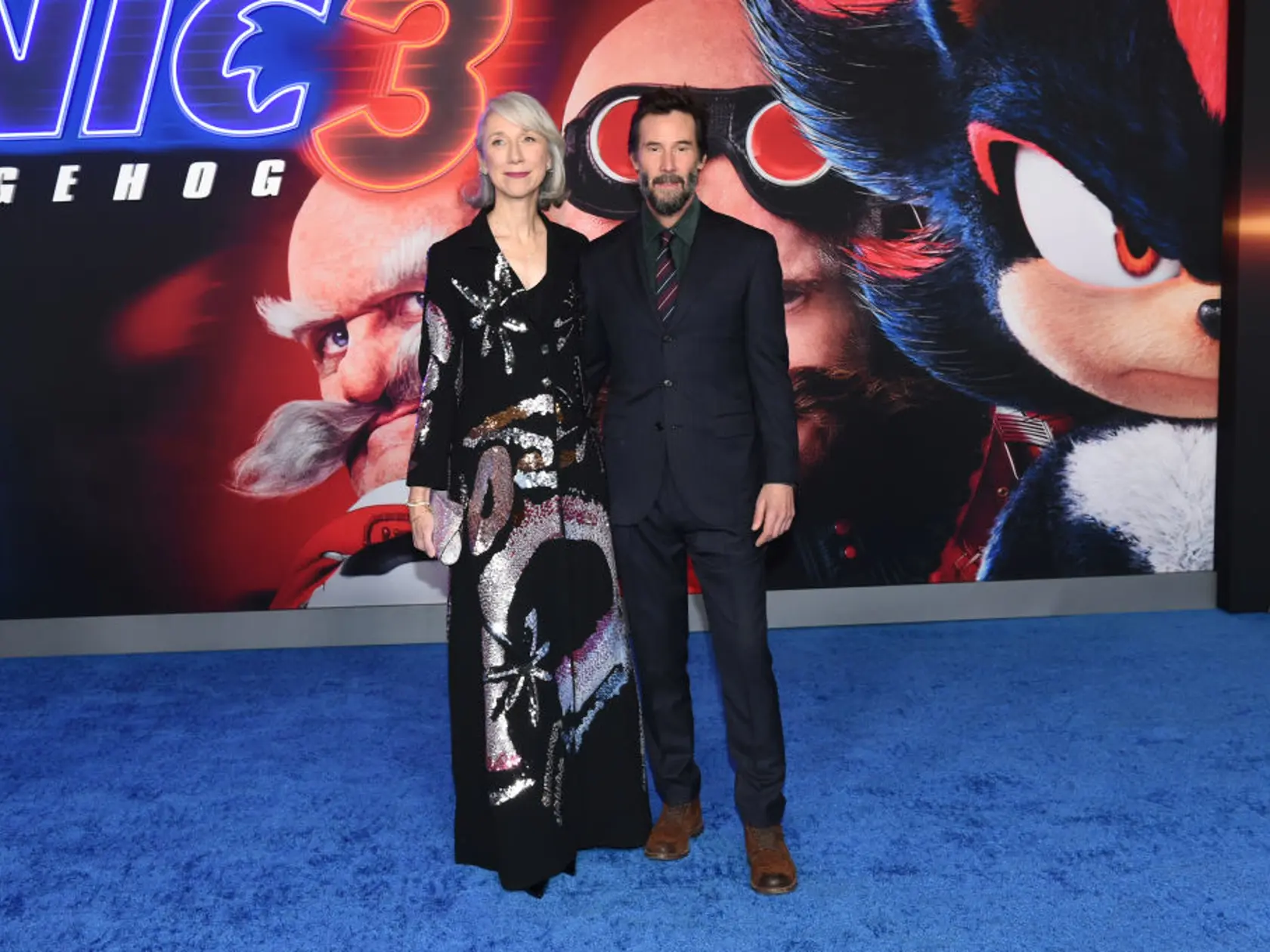 Keanu Reeves na premiére filmu Ježko SONIC 3 s partnerkou Alexandrou Grant. On mal oblek, ona metalické šaty. Stále vyzerajú zamilovane. 