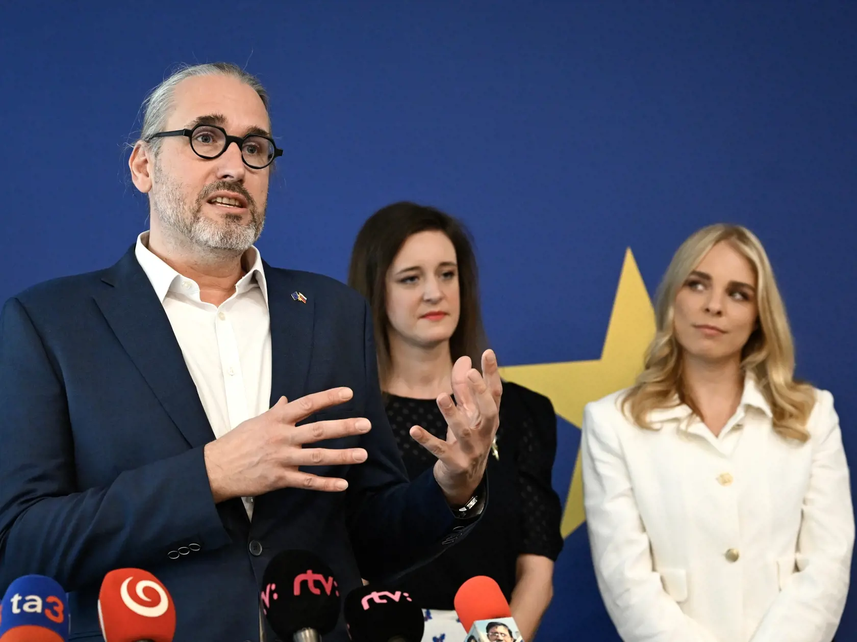 Na snímke zľava Martin Hojsík (PS), Ľubica Karvašová (PS) a Veronika Cifrová Ostrihoňová (PS) počas tlačovej konferencie Kancelárie Európskeho parlamentu na Slovensku s europoslancami pred prvou plenárnou schôdzou EP v Štrasburgu. V Bratislave 11. júla 2024. FOTO TASR - Pavel Neubauer