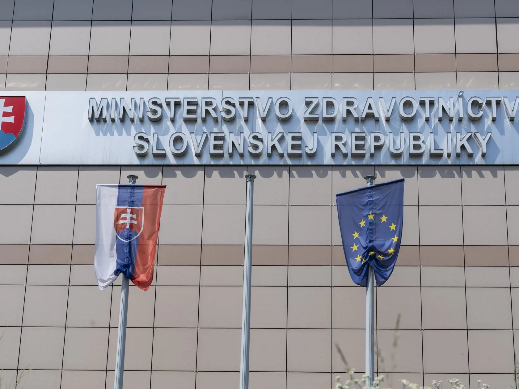 Na snímke je nápis na budove, v ktorej sídli Ministerstvo zdravotníctva SR na Limbovej ulici v Bratislave.