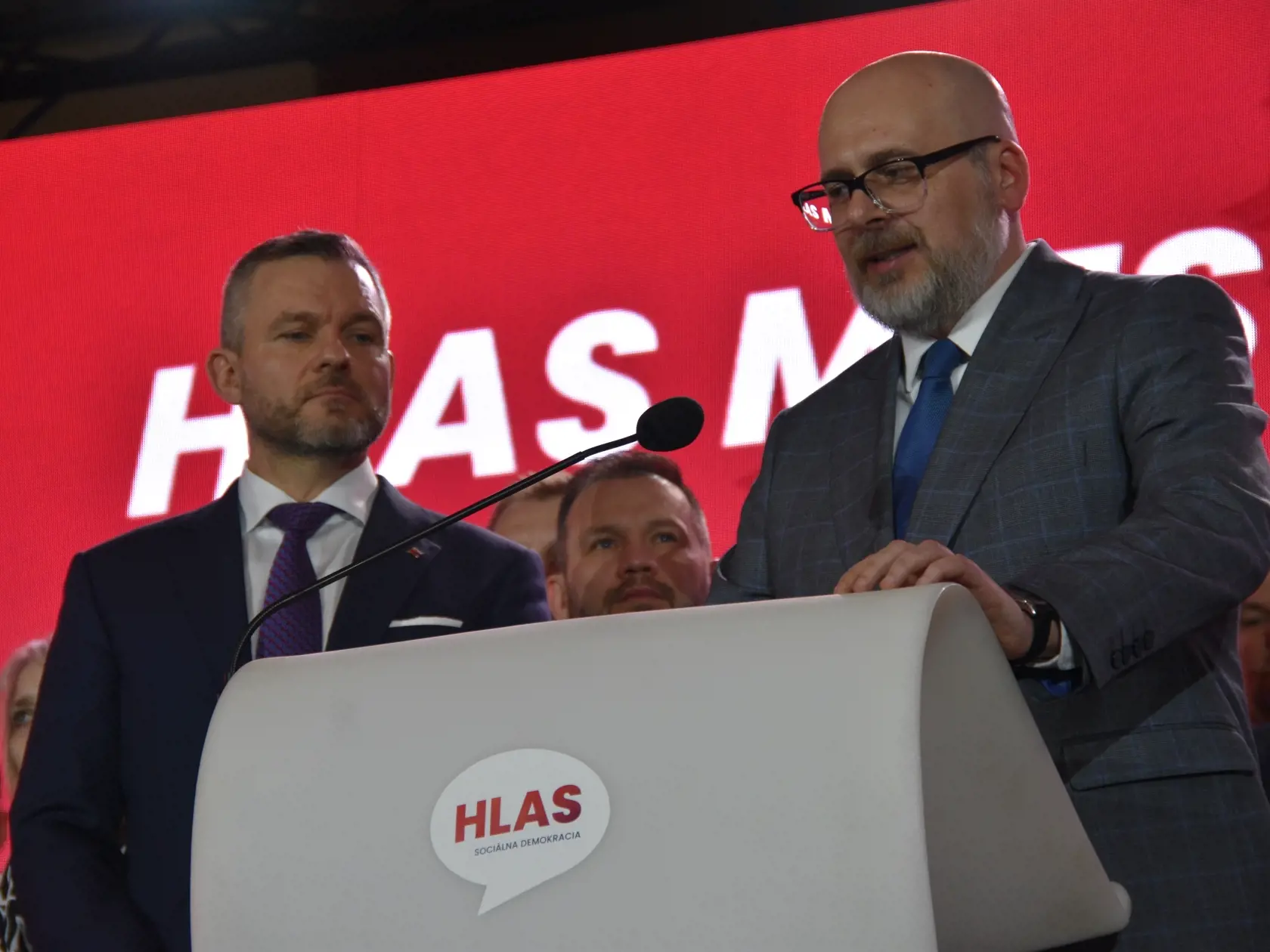 Do mimoparlamentnej strany Hlas-SD vstupuje Michal Kaliňák, pôsobiť v nej bude ako expert na samosprávy. Kaliňák doteraz zastával post ústredného riaditeľa kancelárie a hovorcu Združenia miest a obcí Slovenska (ZMOS), v tejto funkcii končí ku koncu marca. Jeho vstup do Hlasu-SD oznámil v piatok v Banskej Bystrici na regionálnom kongrese strany jej predseda Peter Pellegrini. Na snímke predseda strany Hlas-SD Peter Pellegrini (vľavo) a Michal Kaliňák 17. marca 2023 v Banskej Bystrici. FOTO TASR - 