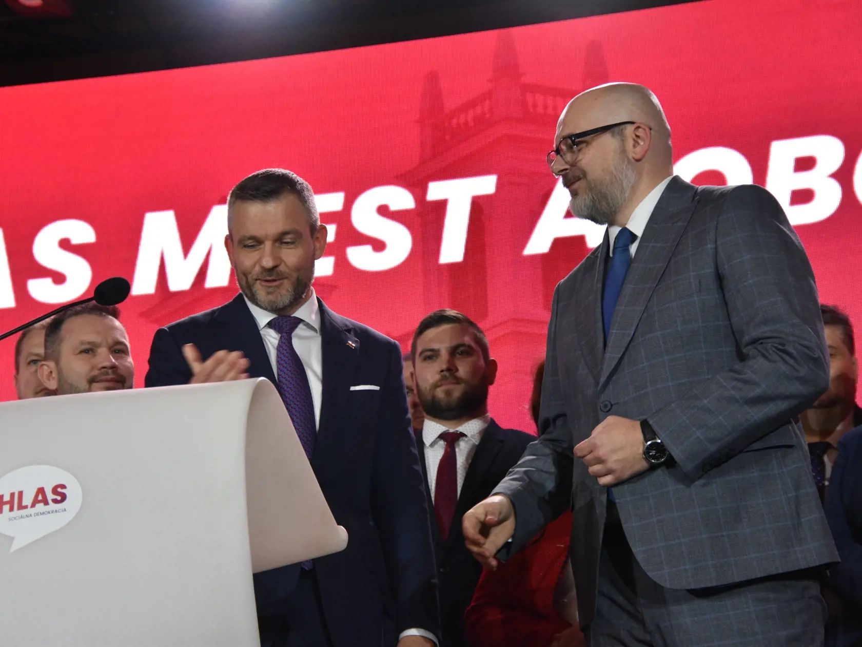 Do mimoparlamentnej strany Hlas-SD vstupuje Michal Kaliňák, pôsobiť v nej bude ako expert na samosprávy. Kaliňák doteraz zastával post ústredného riaditeľa kancelárie a hovorcu Združenia miest a obcí Slovenska (ZMOS), v tejto funkcii končí ku koncu marca. Jeho vstup do Hlasu-SD oznámil v piatok v Banskej Bystrici na regionálnom kongrese strany jej predseda Peter Pellegrini. Na snímke predseda strany Hlas-SD Peter Pellegrini (vľavo) a Michal Kaliňák 17. marca 2023 v Banskej Bystrici. FOTO TASR - 