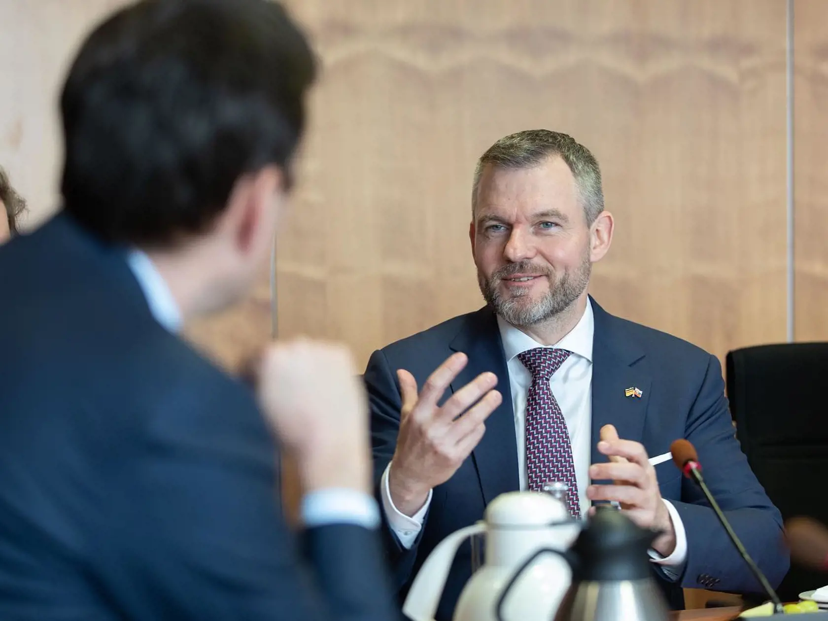 Pellegrini sa s nemeckými predstaviteľmi okrem toho zhodol na potrebe úzkej spolupráce medzi stranami SPD a Hlas-SD na bilaterálnej a európskej úrovni.