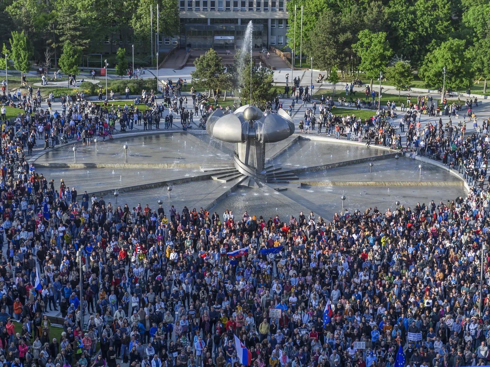 Na snímke pohľad z výšky na účastníkov protivládneho protestu hnutia Progresívne Slovensko (PS) na Námestí slobody v Bratislave 2. mája 2024. FOTO TASR - Jaroslav Novák