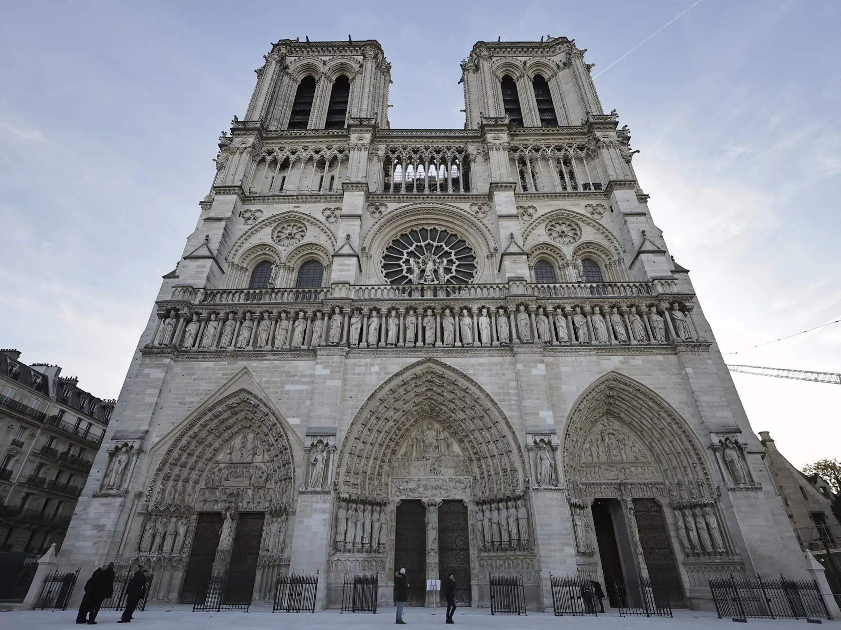 Zrekonštruovaná parížska katedrála Notre-Dame pred navštevou francúzskeho prezidenta Emmauela Macrona.