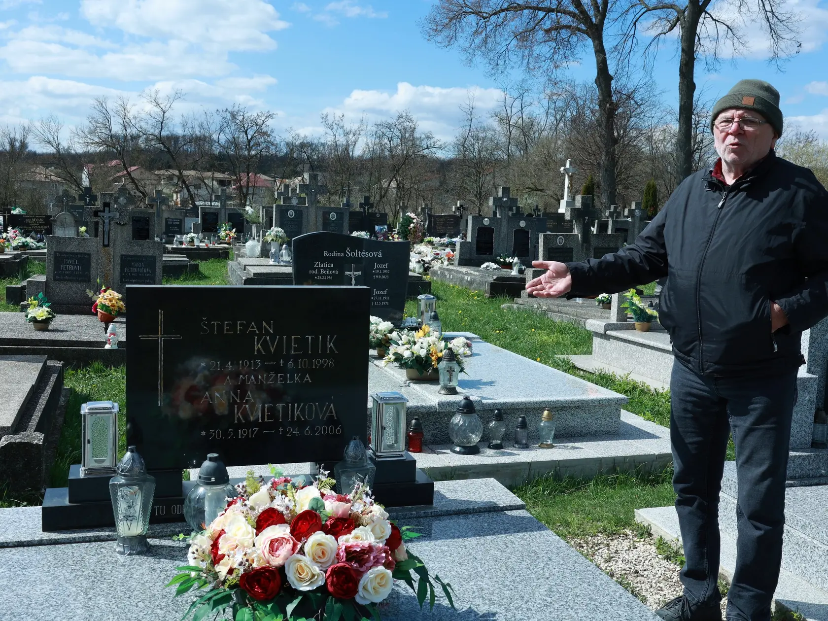 Hrob rodičov Štefana Kvietika na miestnom cintoríne.