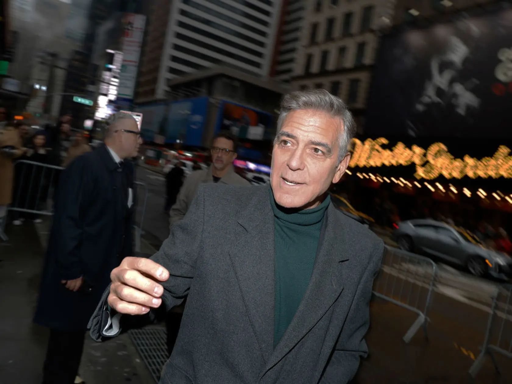 George Clooney krátko predtým, než si nechal zafarbiť vlasy na hnedo.