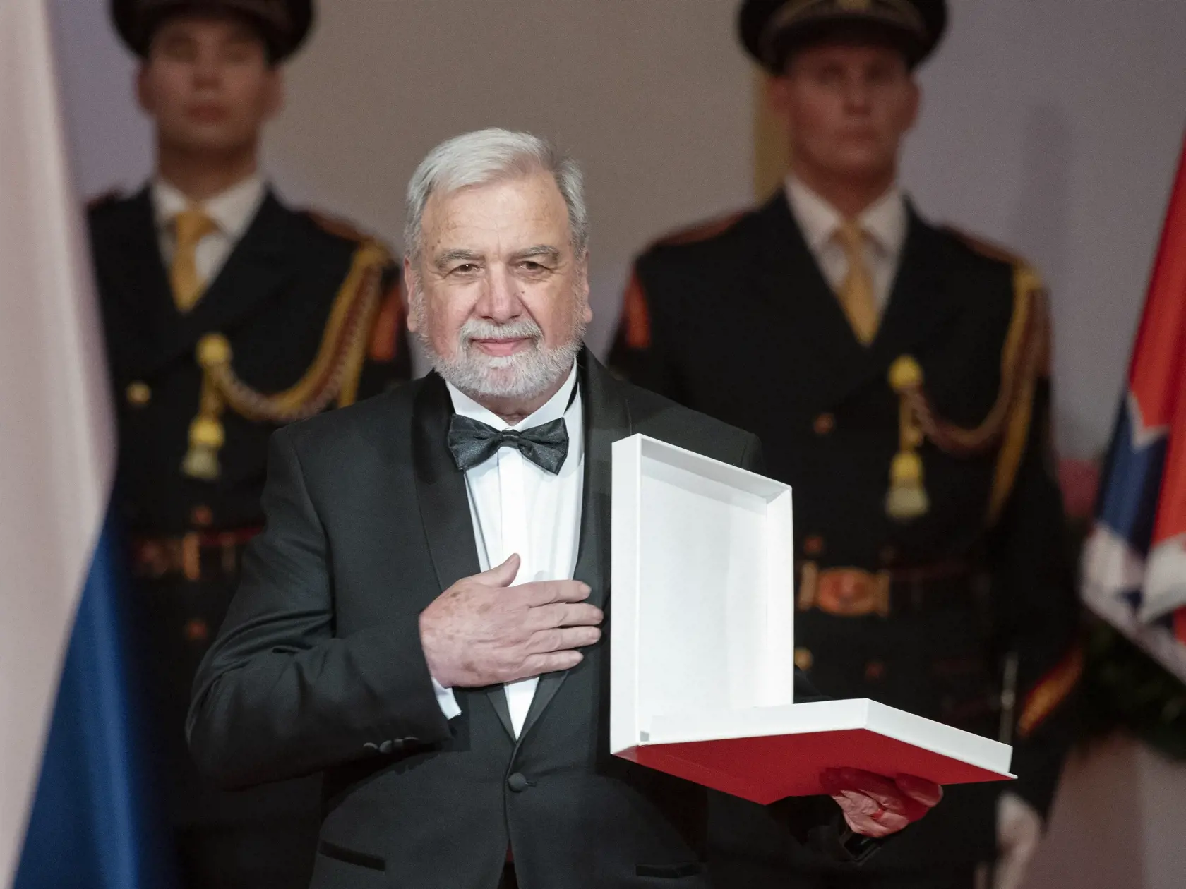 Na snímke Viliam Dobiáš si preberá Rad Ľudovíta Štúra I. triedy za mimoriadne zásluhy o rozvoj Slovenskej republiky v sociálnej oblasti, najmä v oblasti zdravotníctva počas slávnostného ceremoniálu.