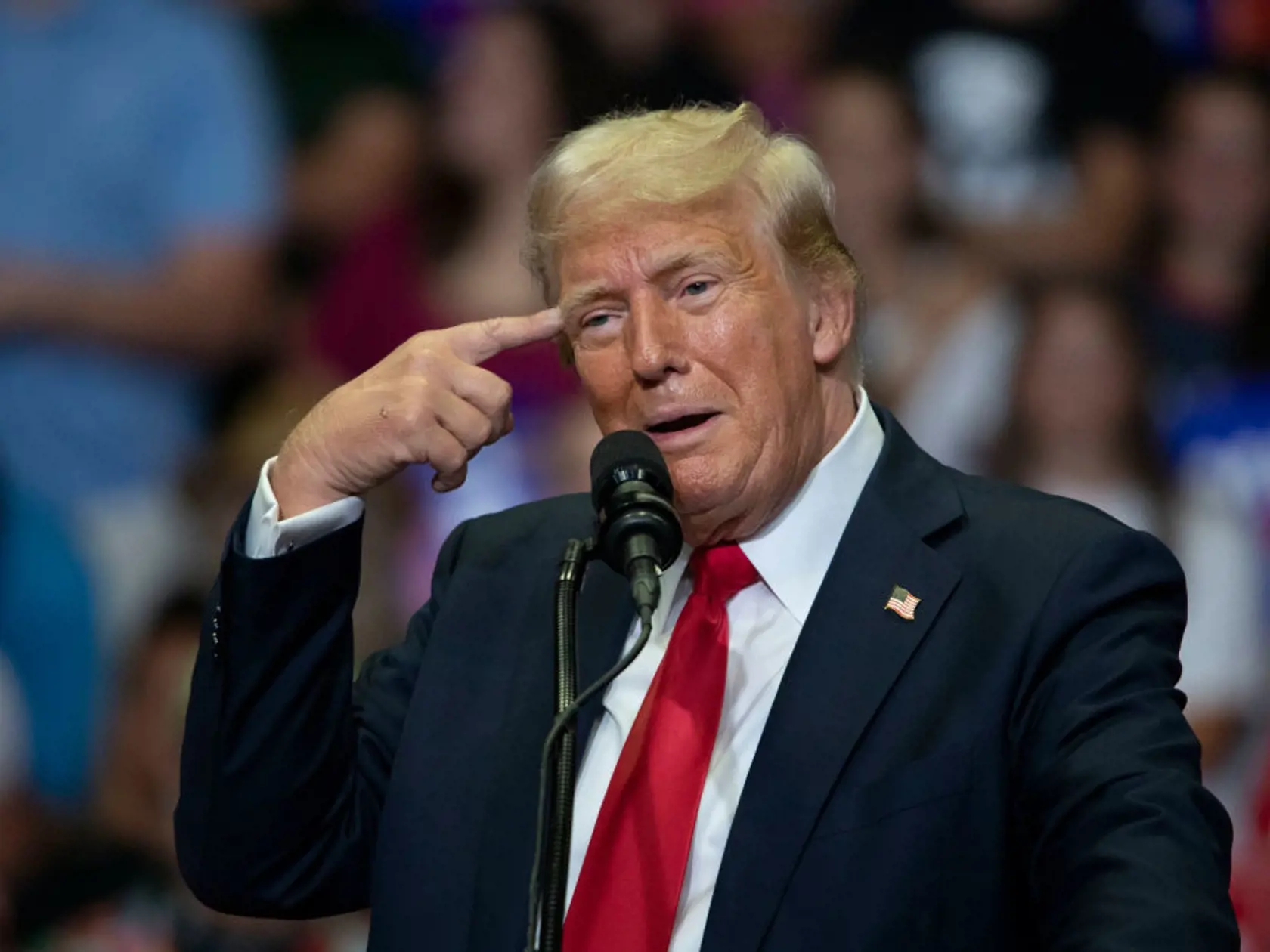 Donald Trump tvrdí, že schytal guľku za demokraciu.