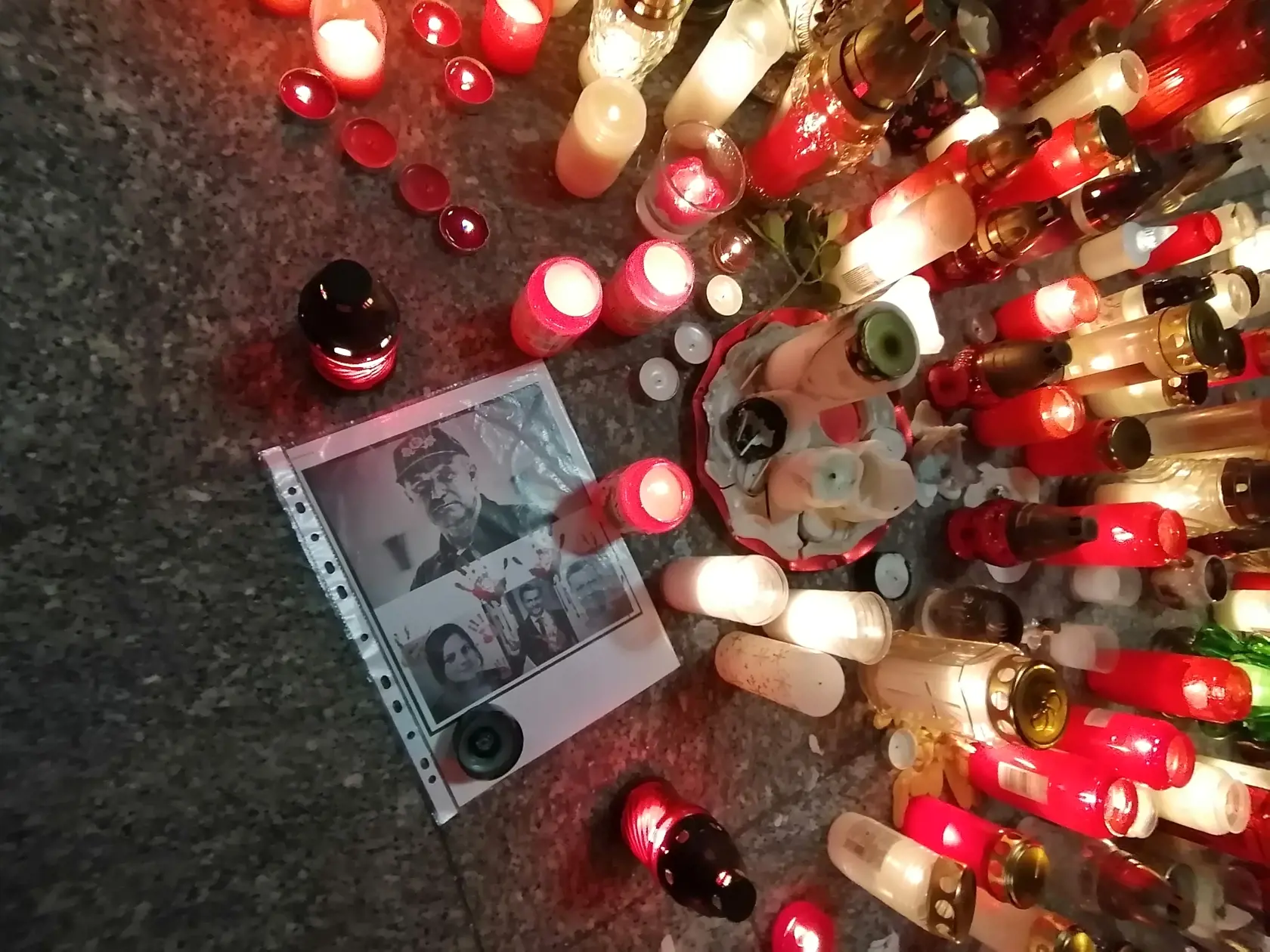 Pred budovou Prezídia policajného zboru pribúdajú sviečky, ľudia si chodia uctiť pamiatku Milana Lučanského.