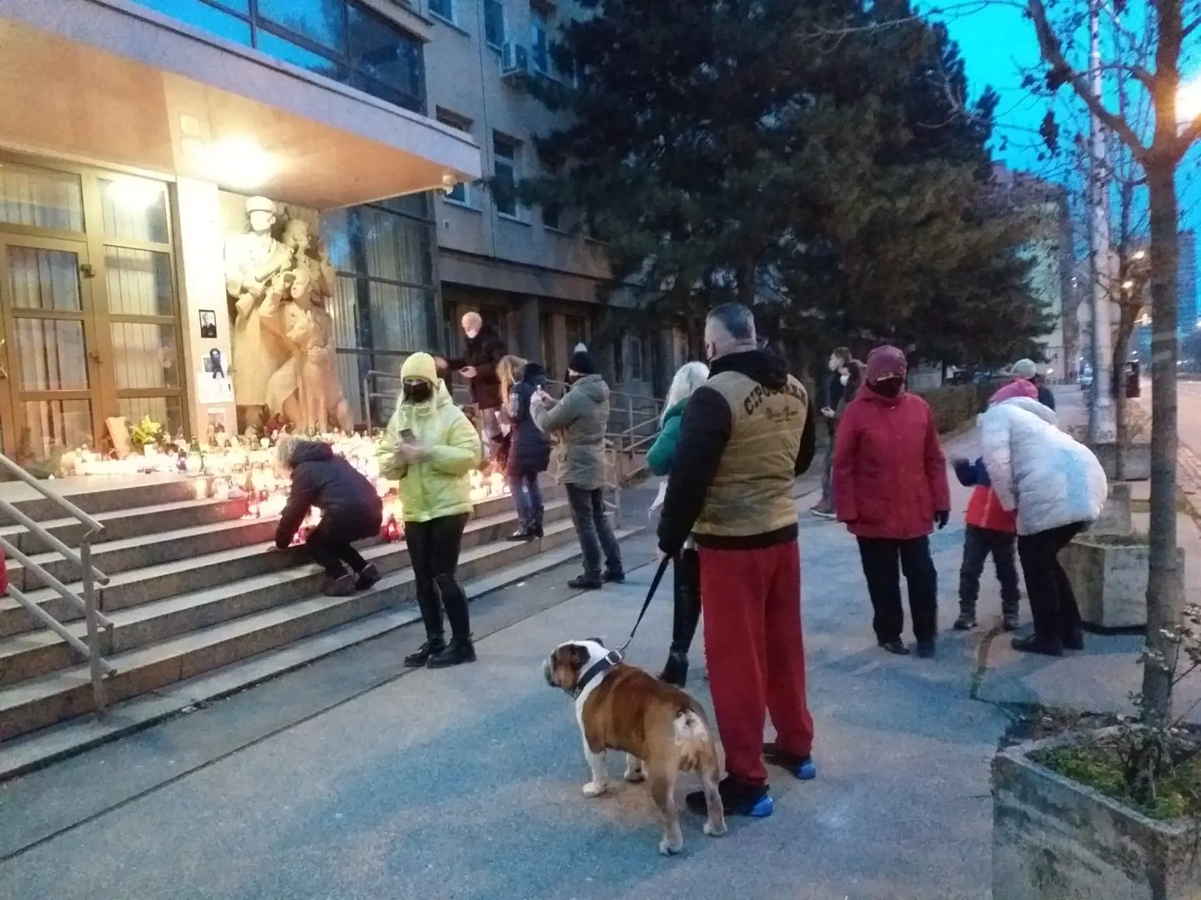 Pred budovou Prezídia policajného zboru pribúdajú sviečky, ľudia si chodia uctiť pamiatku Milana Lučanského.