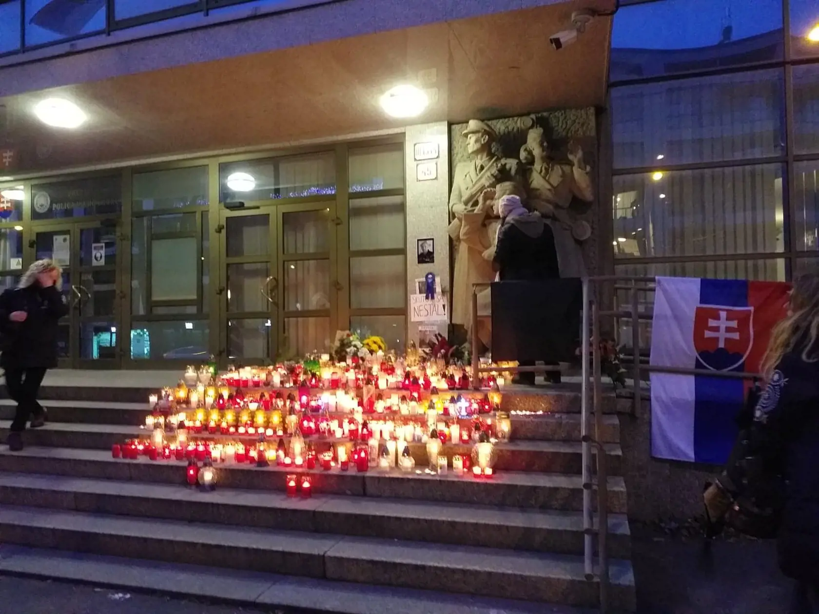 Pred budovou Prezídia policajného zboru pribúdajú sviečky, ľudia si chodia uctiť pamiatku Milana Lučanského.