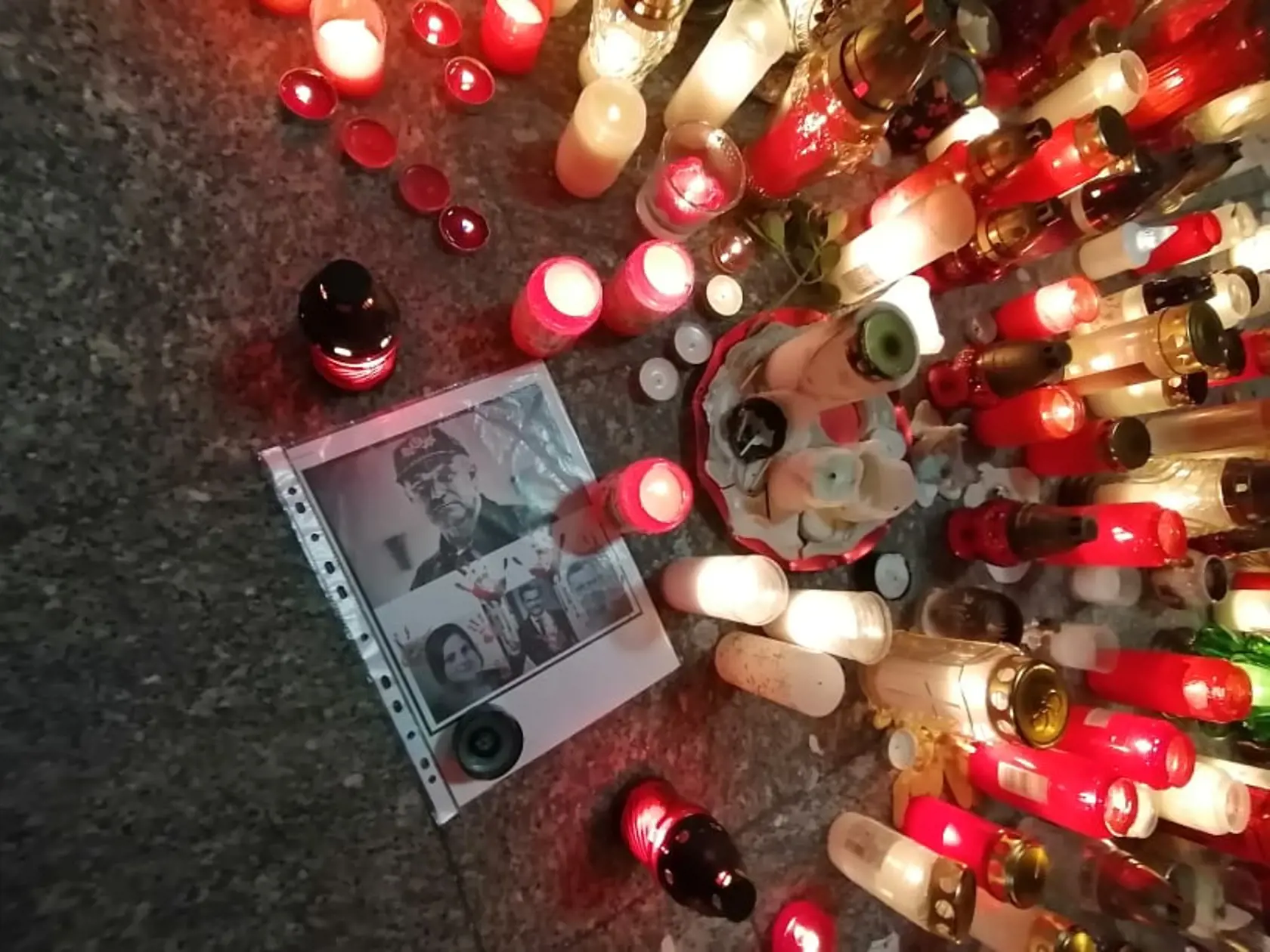 Pred budovou Prezídia policajného zboru pribúdajú sviečky, ľudia si chodia uctiť pamiatku Milana Lučanského.