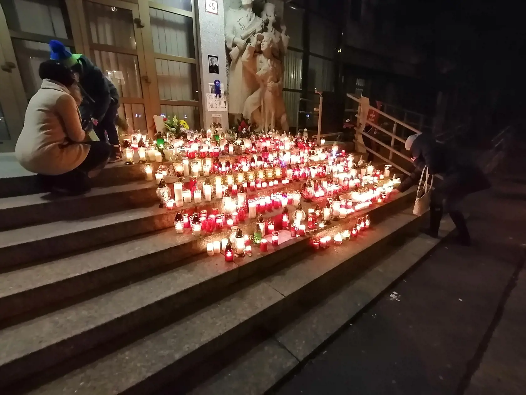 Pred budovou Prezídia policajného zboru pribúdajú sviečky, ľudia si chodia uctiť pamiatku Milana Lučanského.