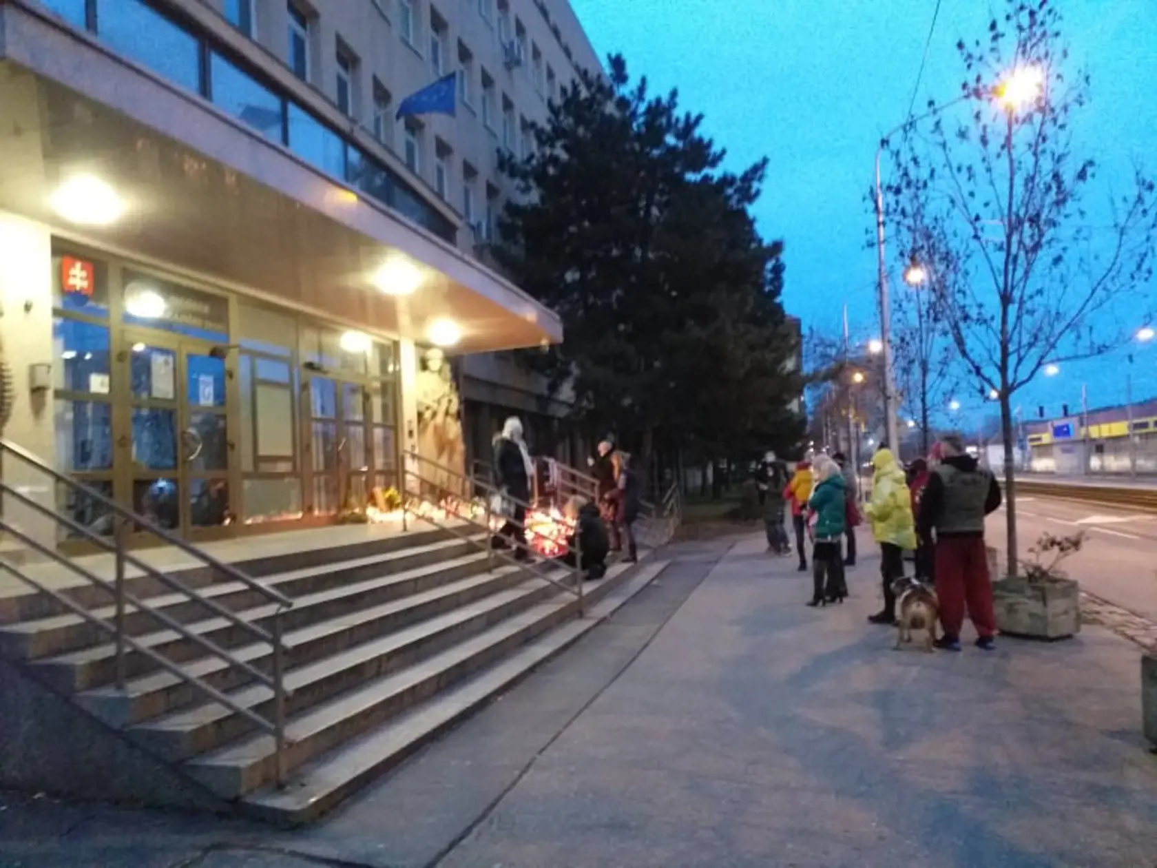 Pred budovou Prezídia policajného zboru pribúdajú sviečky, ľudia si chodia uctiť pamiatku Milana Lučanského.