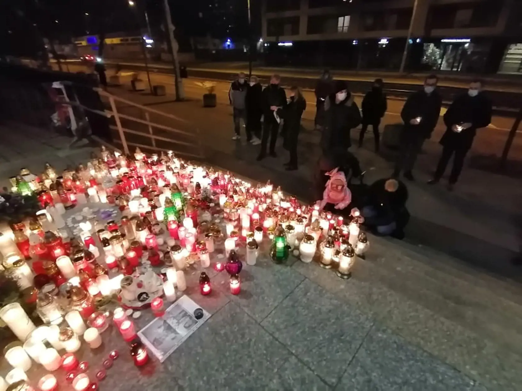 Pred budovou Prezídia policajného zboru pribúdajú sviečky, ľudia si chodia uctiť pamiatku Milana Lučanského.