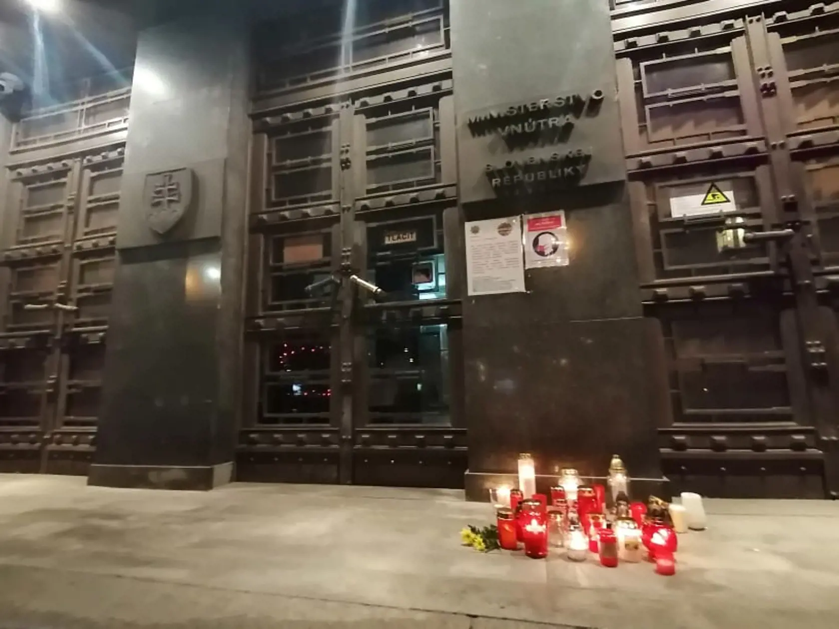 Pred budovou Prezídia policajného zboru pribúdajú sviečky, ľudia si chodia uctiť pamiatku Milana Lučanského.