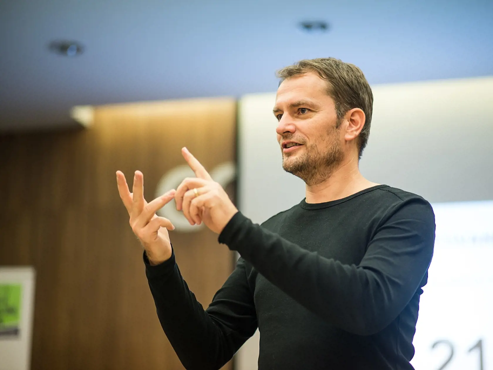 Ak sa šéf rezortu financií zaregistroval za dobrovoľníka sám, nie ej jasné, prečo to nedotiahol do konca.