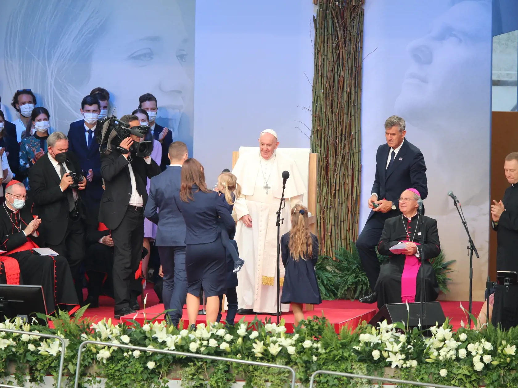 Snívajte bez strachu o založení rodiny, o dávaní života a výchove detí, o strávení svojho života s iným človekom, s ktorým budete mať všetko spoločné, bez toho, aby ste sa hanbili za svoje slabosti, pretože je tu ten alebo tá, kto ich prijíma a miluje, ktorý ťa miluje takého, aký si,“ prihovoril sa miestnym.