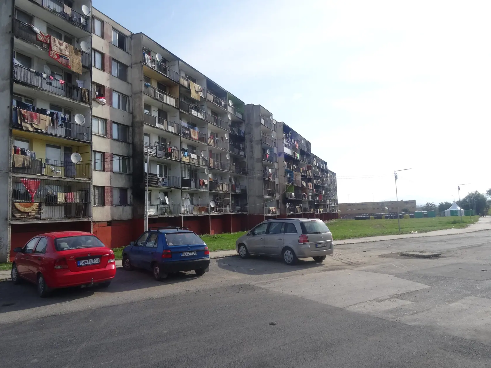 Obyvatelia týchto blokov balkóny úplne nevypratali.