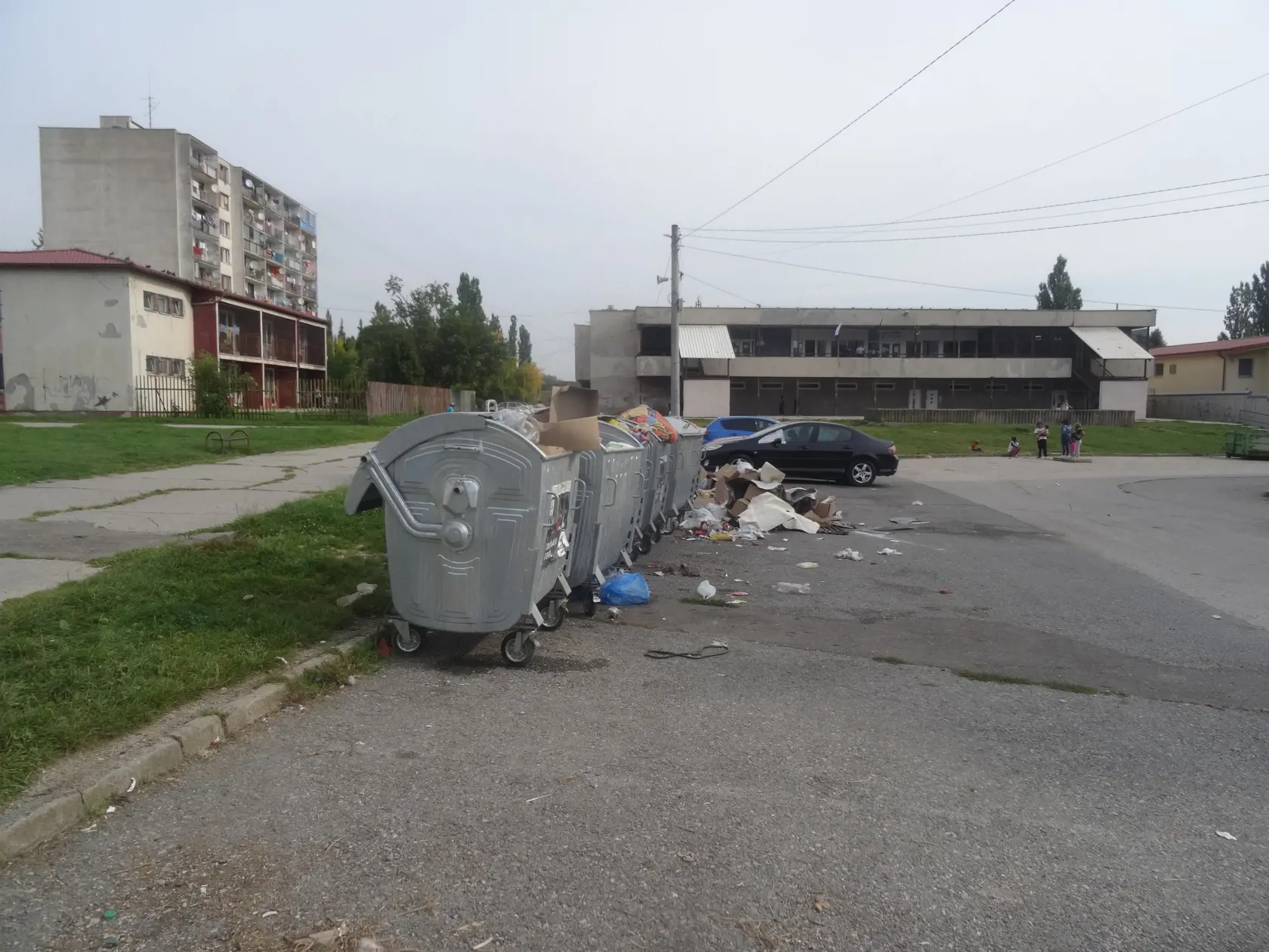 Hoci kontajnery neboli naplnené, ľudia vyhadzovali odpad vedľa nich.