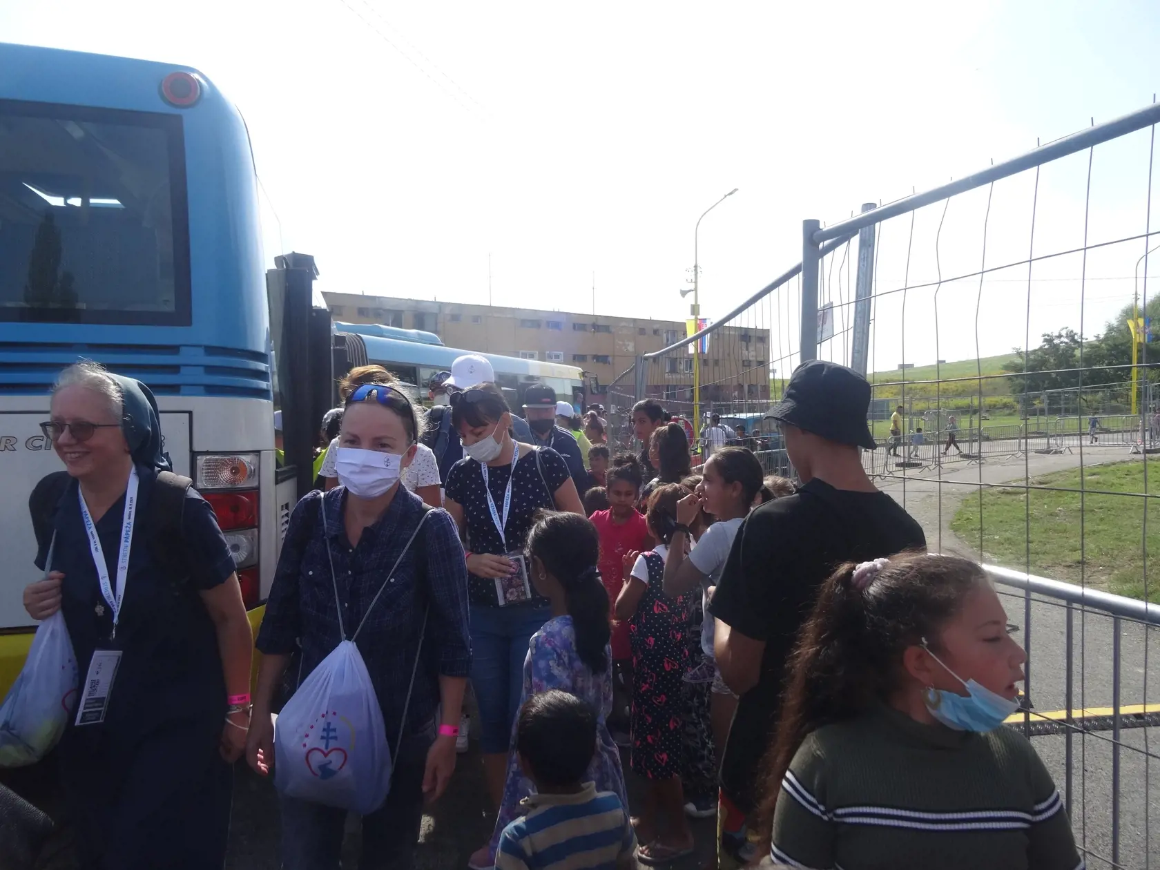 Dobrovoľníkov priviezol na sídlisko autobus MHD.