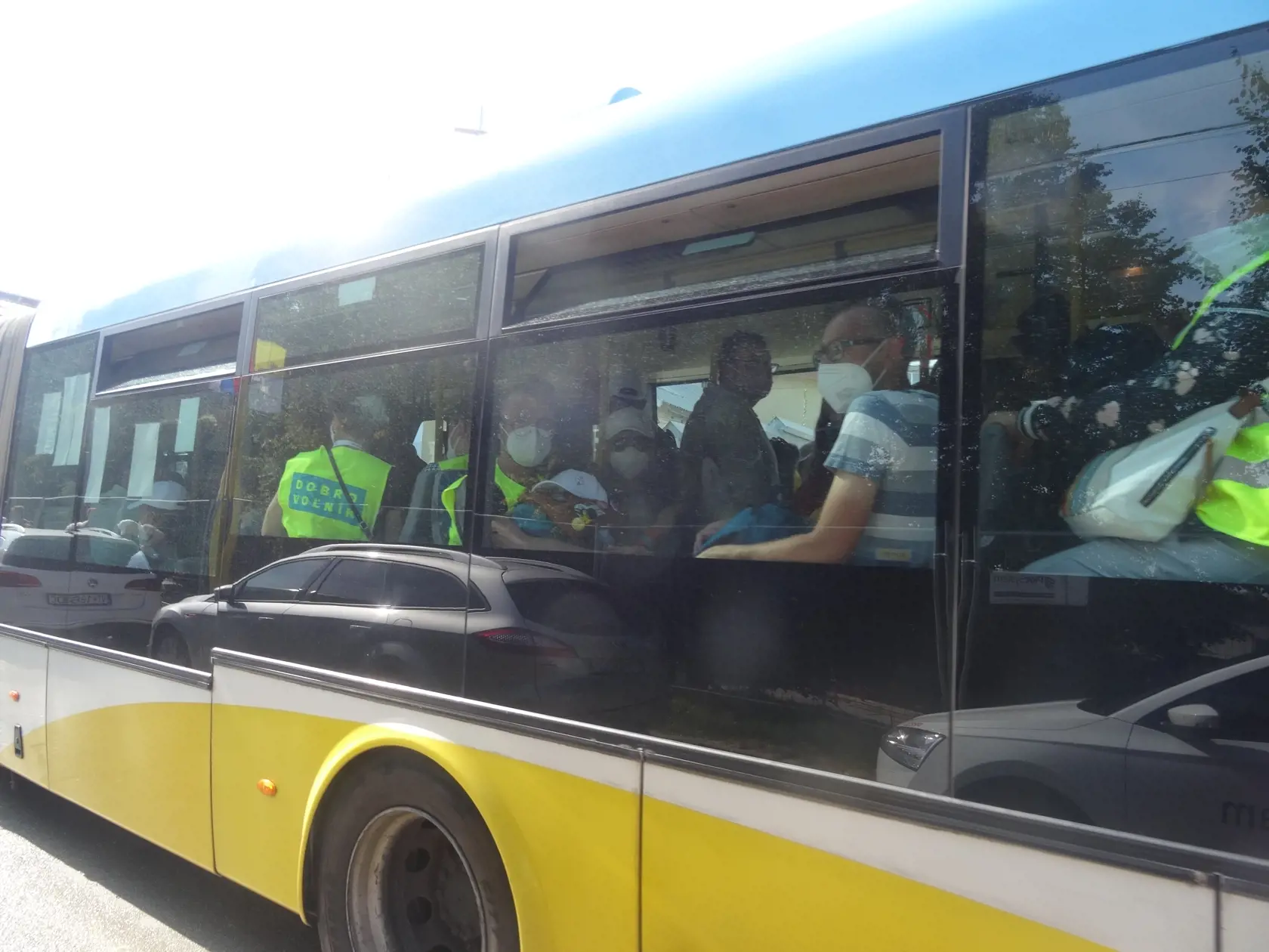 Dobrovoľníkov deň pred návštevou pápeža priviezol autobus. Igor Matovič medzi nimi nebol.