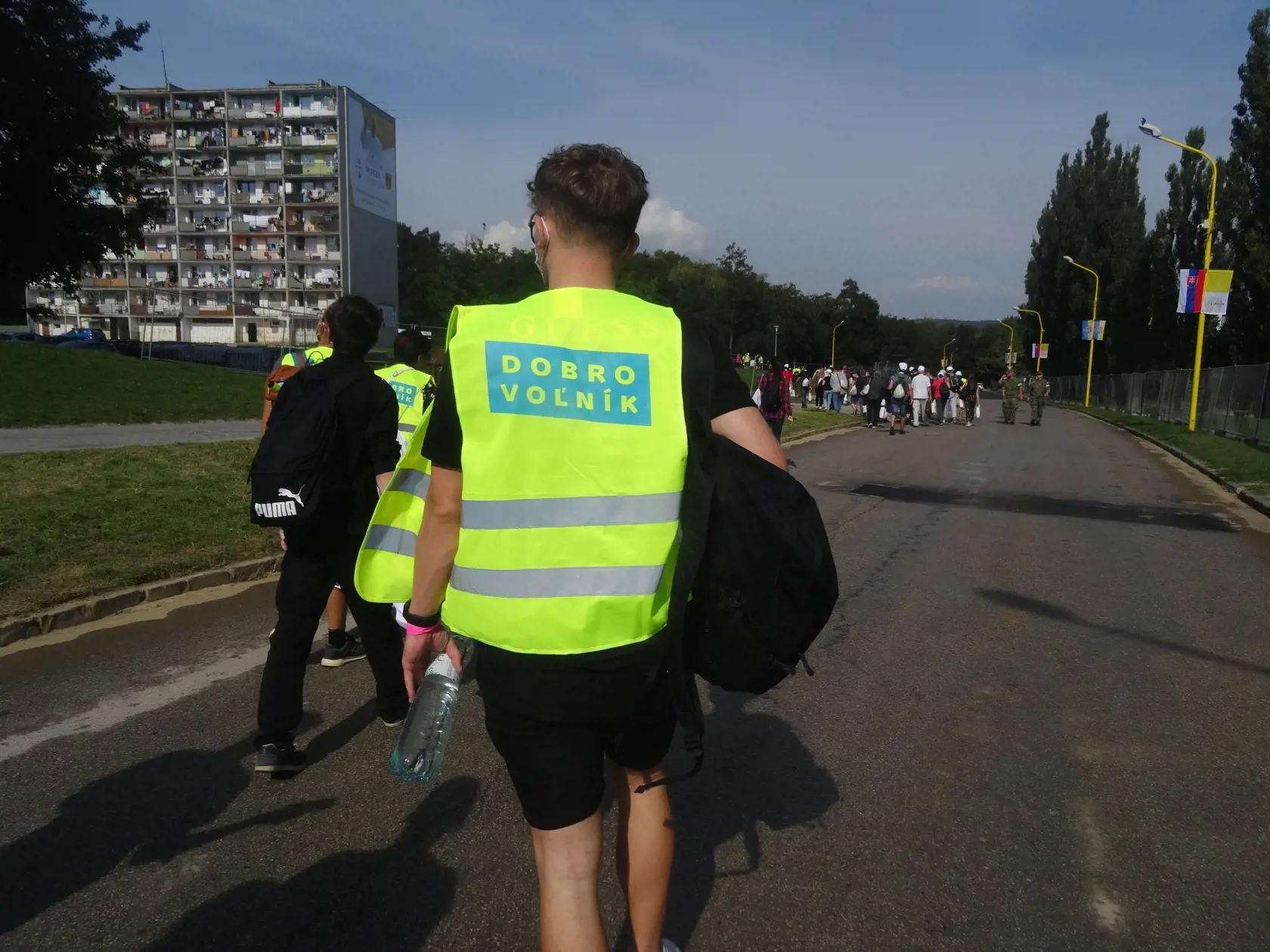 Bolo by zaujímavé vidieť expremiéra "špacírovať" po Luníku IX v takejto veste s nadpisom DOBROVOĽNÍK!