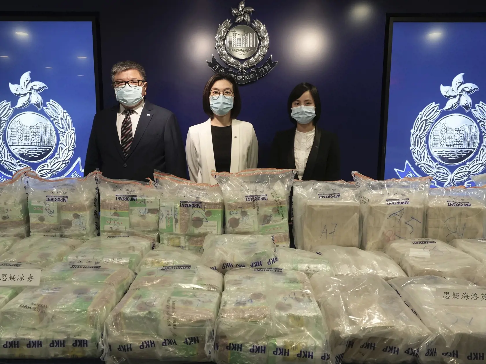 KK31 Hongkong - Na snímke zhabané drogy počas tlačovej konferencie v Hongkongu vo štvrtok 19. augusta 2021. Hongkonskí policajti zhabali v stredu drogy v hodnote 195 miliónov hongkonských dolárov, čo je v prepočte približne 21,5 milióna eur. Oznámila to miestna polícia počas tlačovej konferencie. FOTO TASR/AP
Ng Wing-sze, center, acting chief superintendent Narcotics Bureau and two senior police officials pose with the seized cocaine during a news conference in Hong Kong Thursday, Aug. 19, 2021.