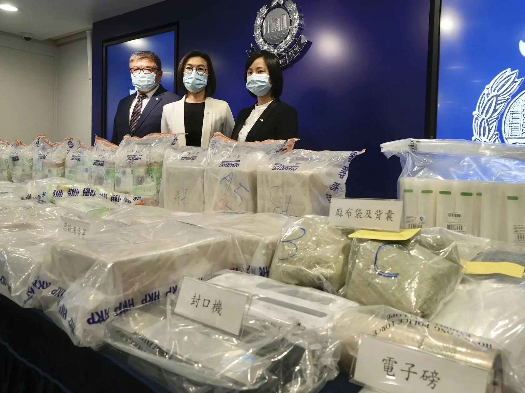 KK32 Hongkong - Na snímke zhabané drogy počas tlačovej konferencie v Hongkongu vo štvrtok 19. augusta 2021. Hongkonskí policajti zhabali v stredu drogy v hodnote 195 miliónov hongkonských dolárov, čo je v prepočte približne 21,5 milióna eur. Oznámila to miestna polícia počas tlačovej konferencie. FOTO TASR/AP
Ng Wing-sze, center, acting chief superintendent Narcotics Bureau and two senior police officials pose with the seized cocaine during a news conference in Hong Kong Thursday, Aug. 19, 2021.
