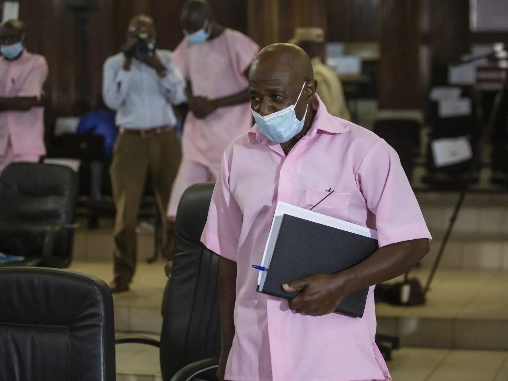 KK11 Kigali - Na archívnej snímke z 26. februára 2021 Paul Rusesabagina,  ktorého konanie počas genocídy v Rwande v roku 1944 poslúžilo ako námet pre film Hotel Rwanda, na súdnom pojednávaní v rwandskom meste Kigali. Súd v rwandskom hlavnom meste Kigali v pondelok 20. septembra 2021 vyniesol rozsudok nad aktivistom a kritikom vlády Paulom Rusesabaginom, ktorého konanie počas genocídy v krajine poslúžilo ako námet pre film Hotel Rwanda. Súd ho uznal za "vinného z financovania terorizmu". FOTO TAS